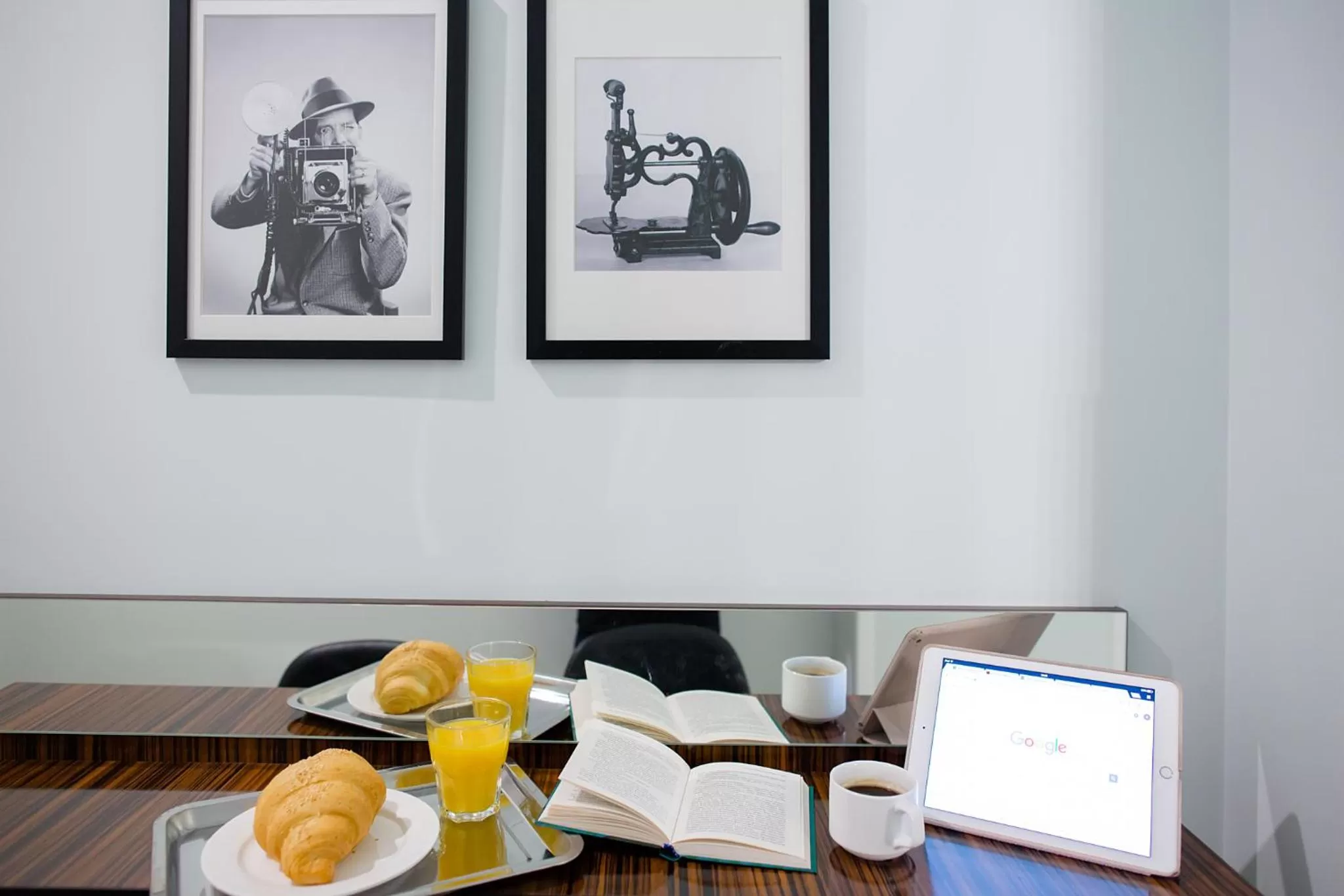 Communal lounge/ TV room in Art Deco Central Rooms