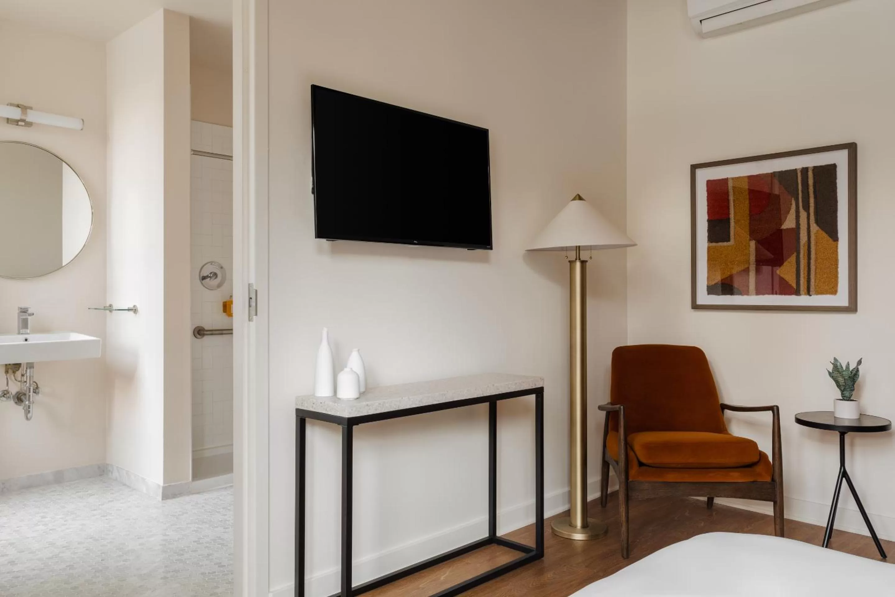 Living room, TV/Entertainment Center in Found Chicago powered by Sonder