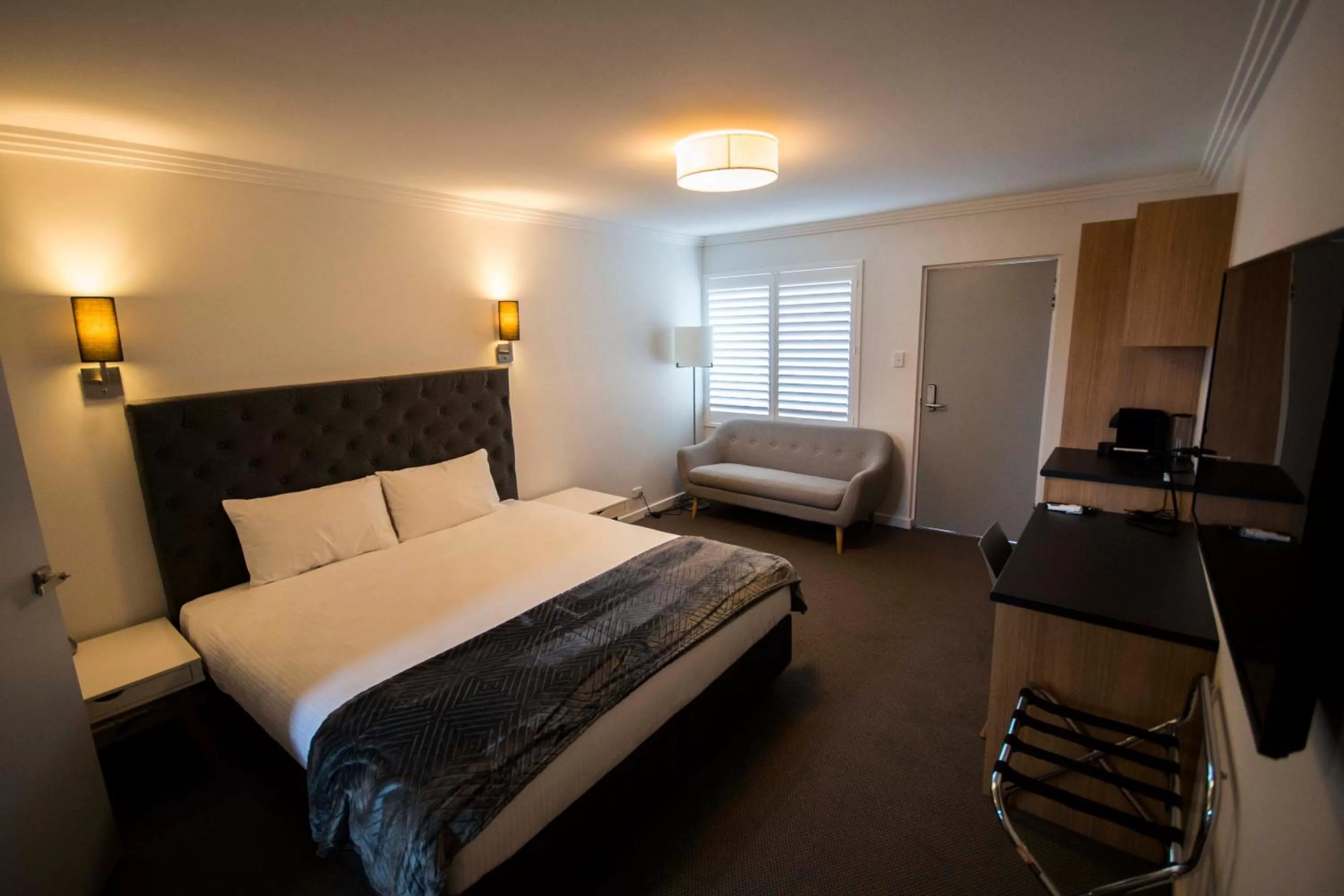 Photo of the whole room, Bed in Quays Hotel