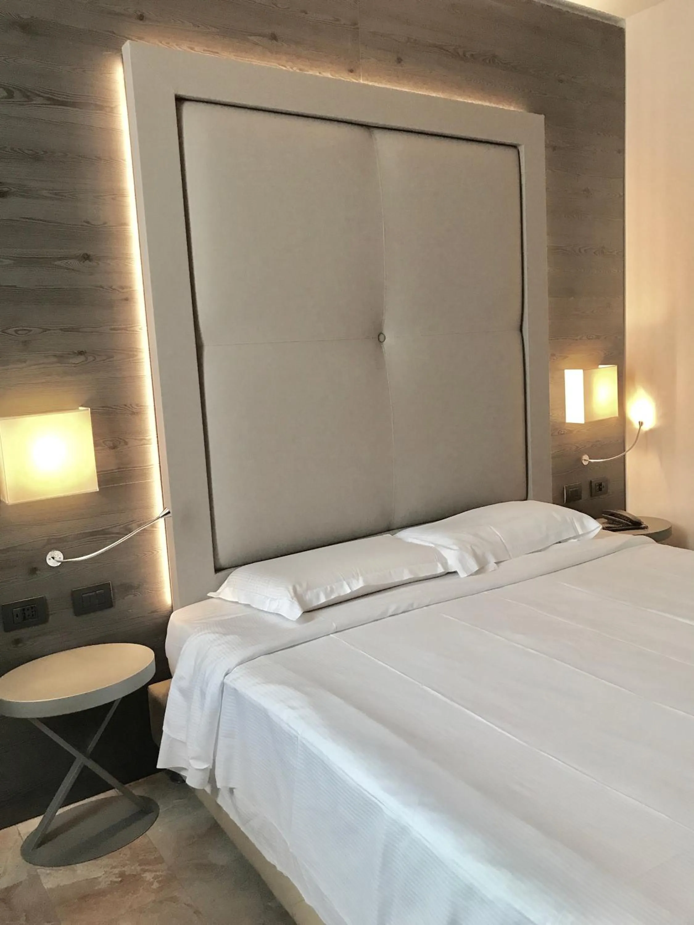 Bedroom, Bed in Canova Hotel