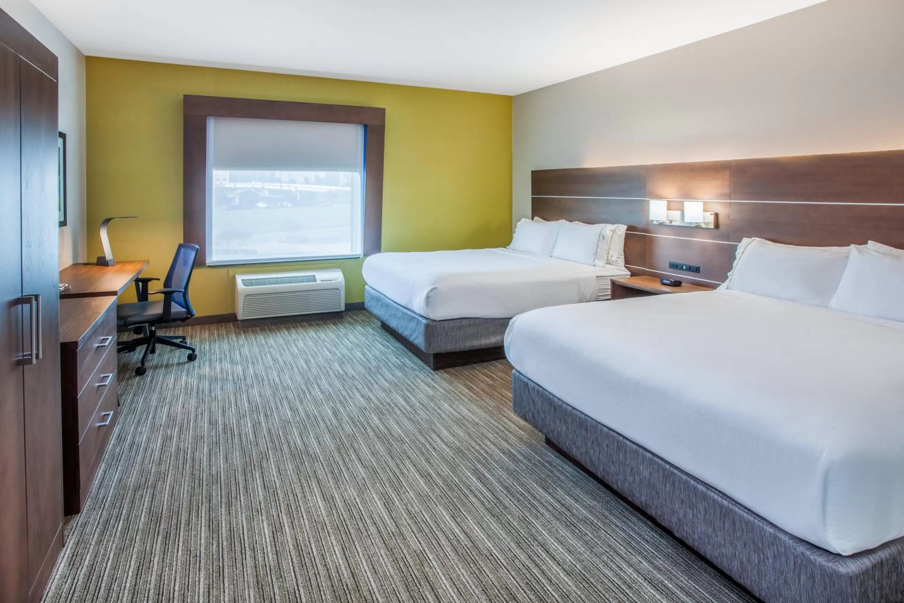 Photo of the whole room, Bed in Holiday Inn Express & Suites Texarkana by IHG