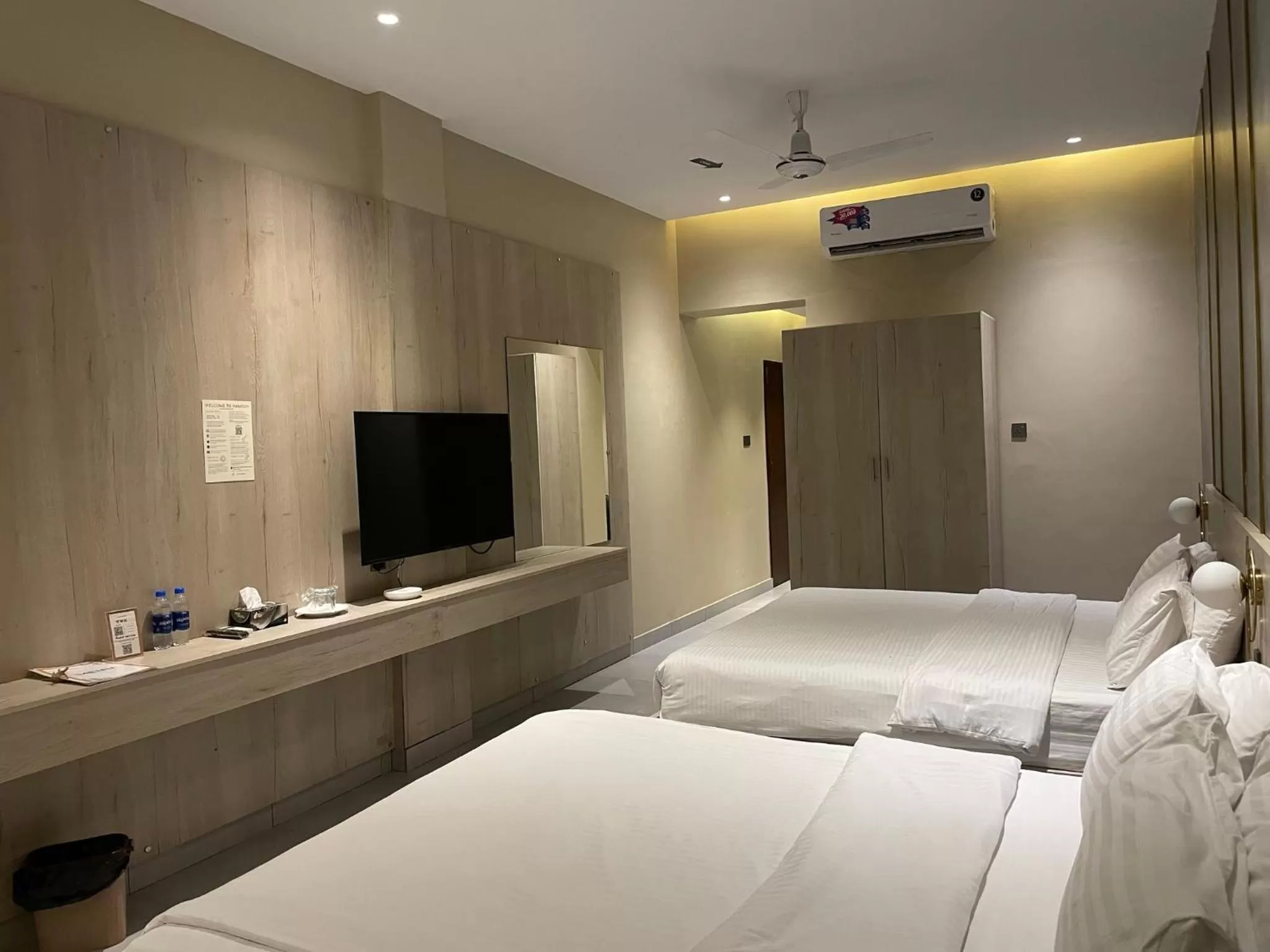 Photo of the whole room, Bed in Hamsun Shahrah-e-Faisal