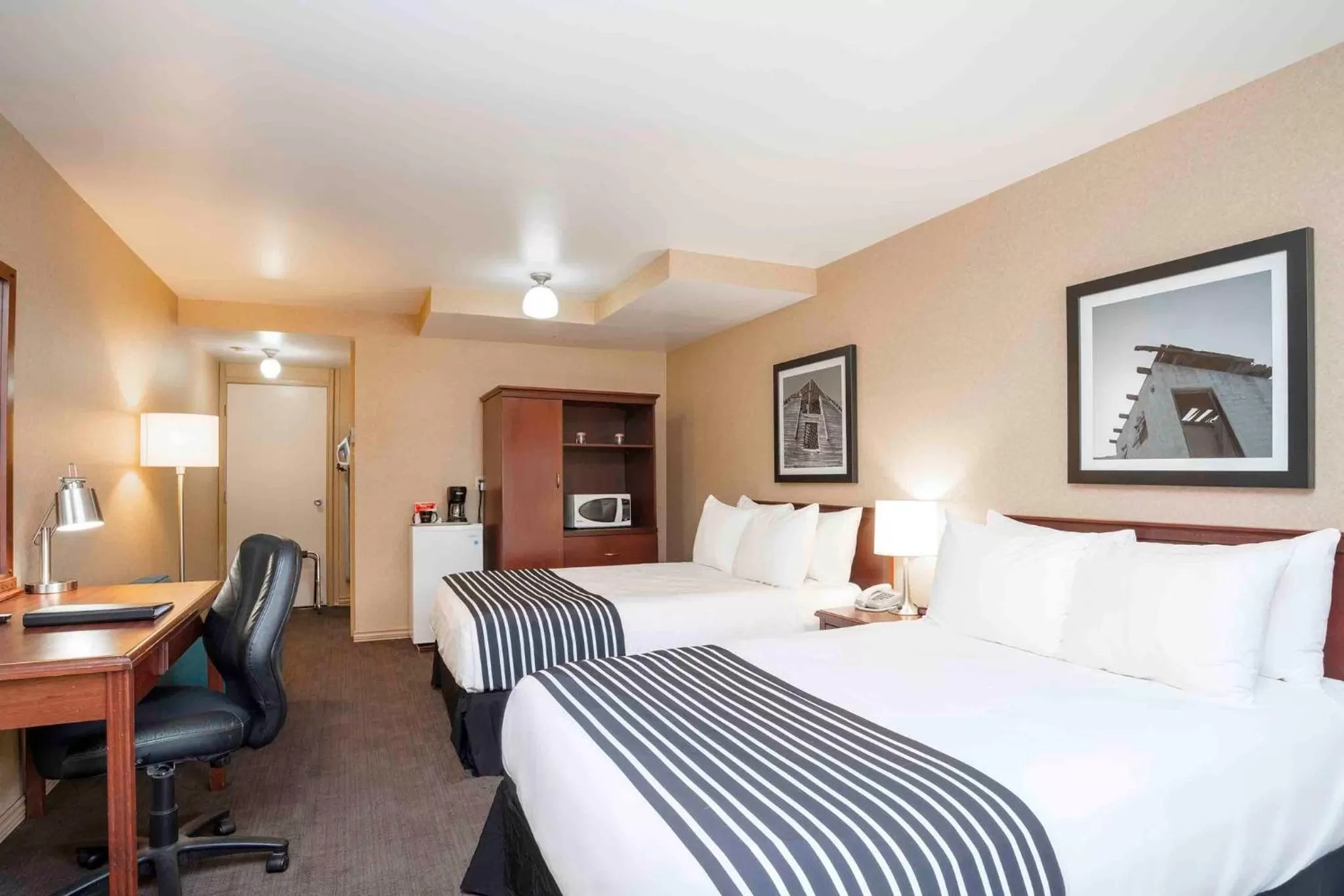 Photo of the whole room, Bed in Sandman Inn Princeton