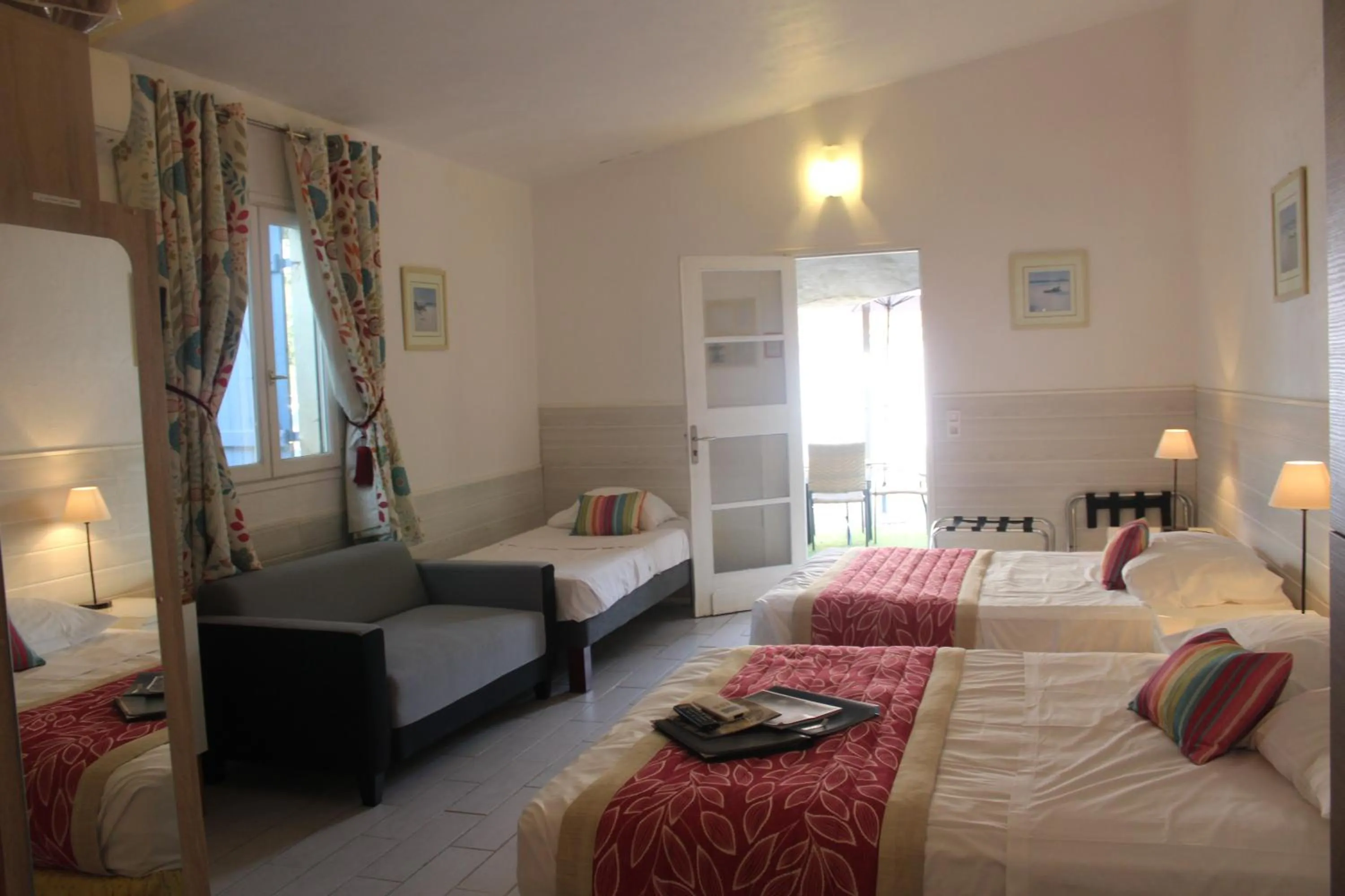 Photo of the whole room in Hotel Cayrons Vence & St Paul de Vence