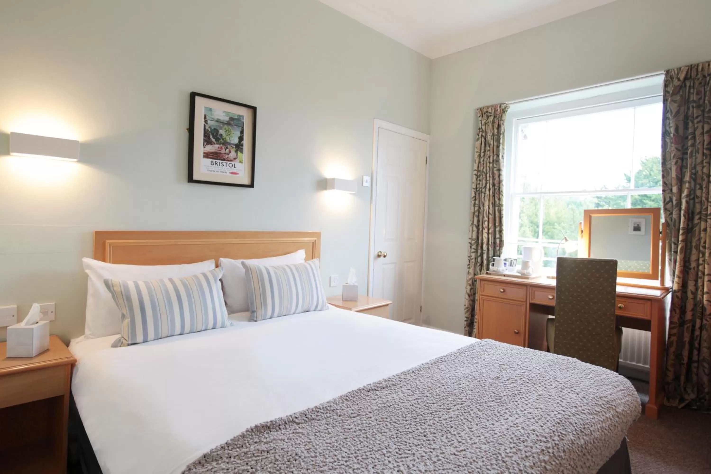 Bedroom, Bed in Victoria Square Hotel Clifton Village