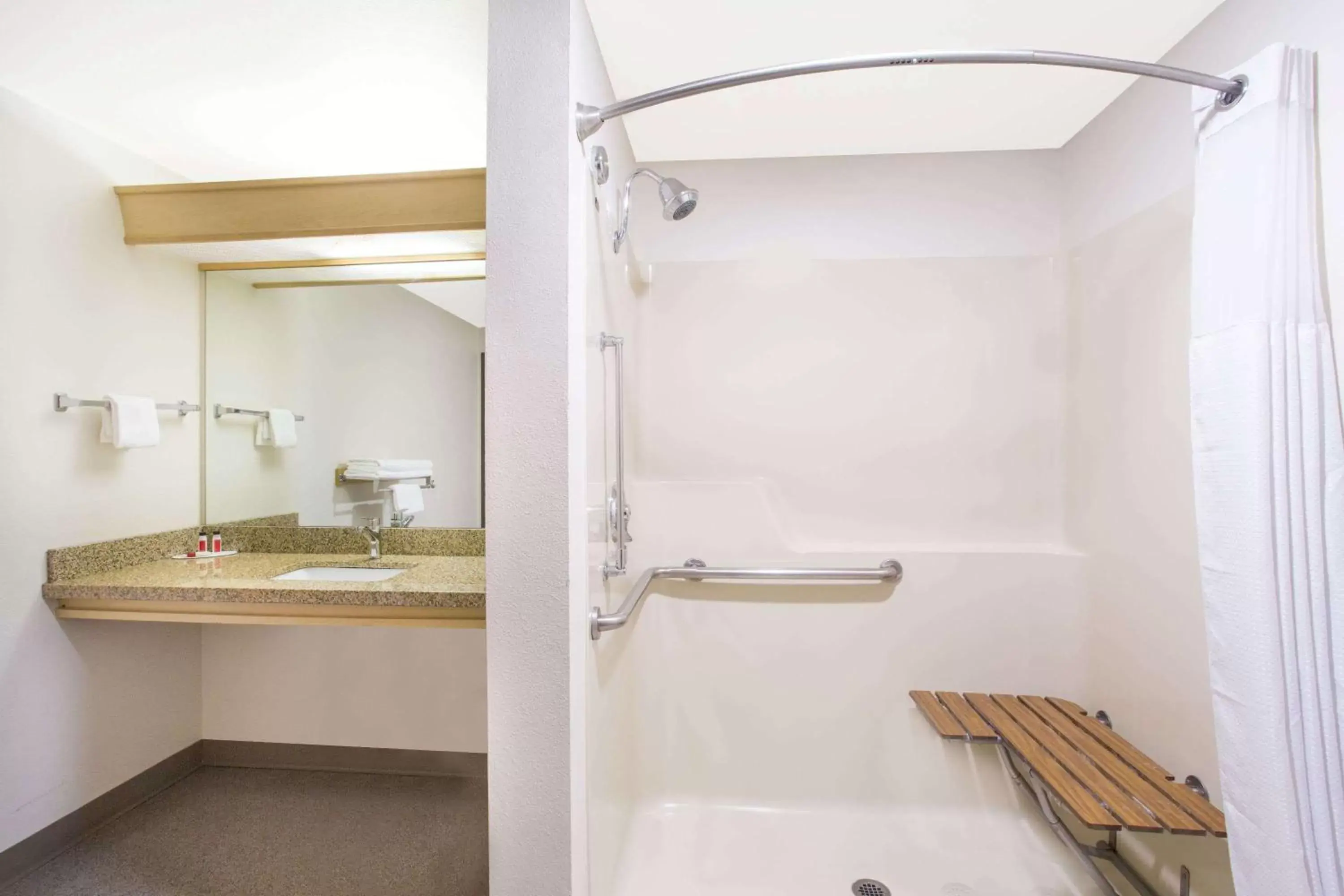 Queen Room - Disability Access - Non-Smoking in Super 8 by Wyndham Baker City Queen Room - Disability Access - Non-Smoking in Super 8 by Wyndham Baker City