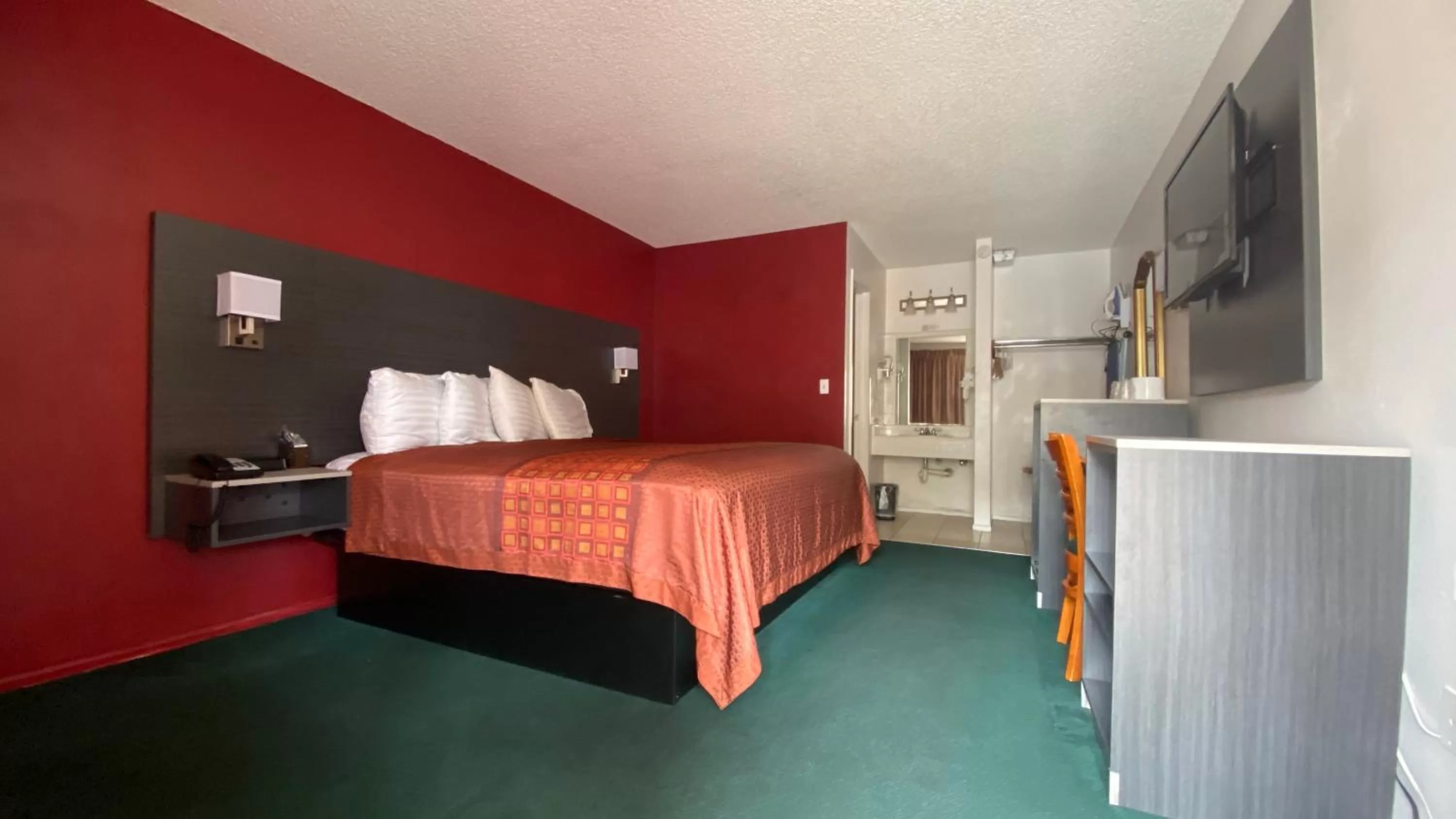 Bed in Windsor Inn Lake Havasu City