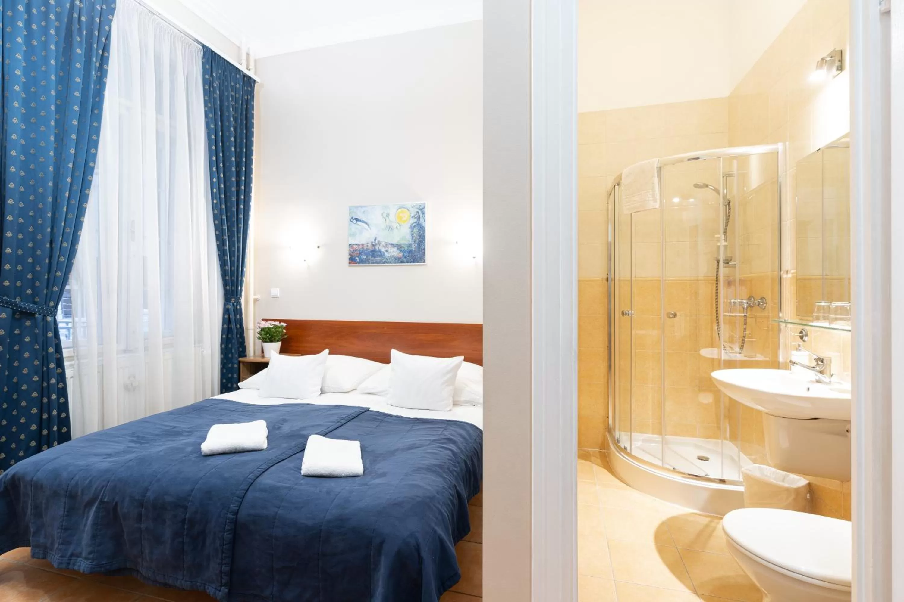 Bathroom, Bed in Budapest Panorama Central