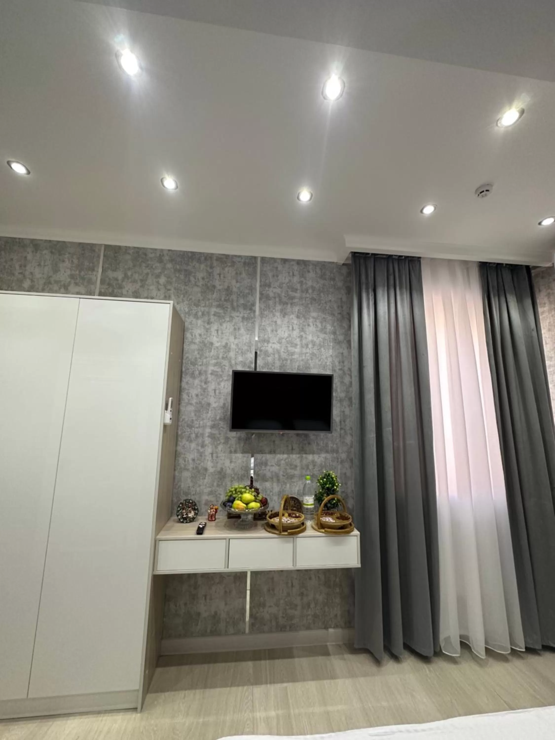 TV and multimedia, TV/Entertainment Center in New Minor Hotel