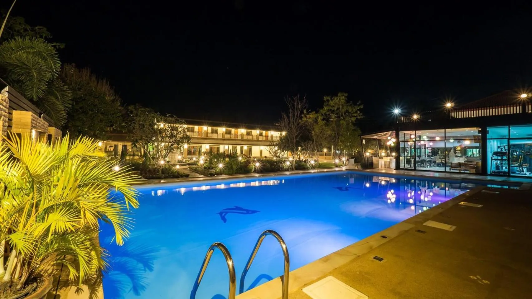 Swimming pool in AU Place Hotel