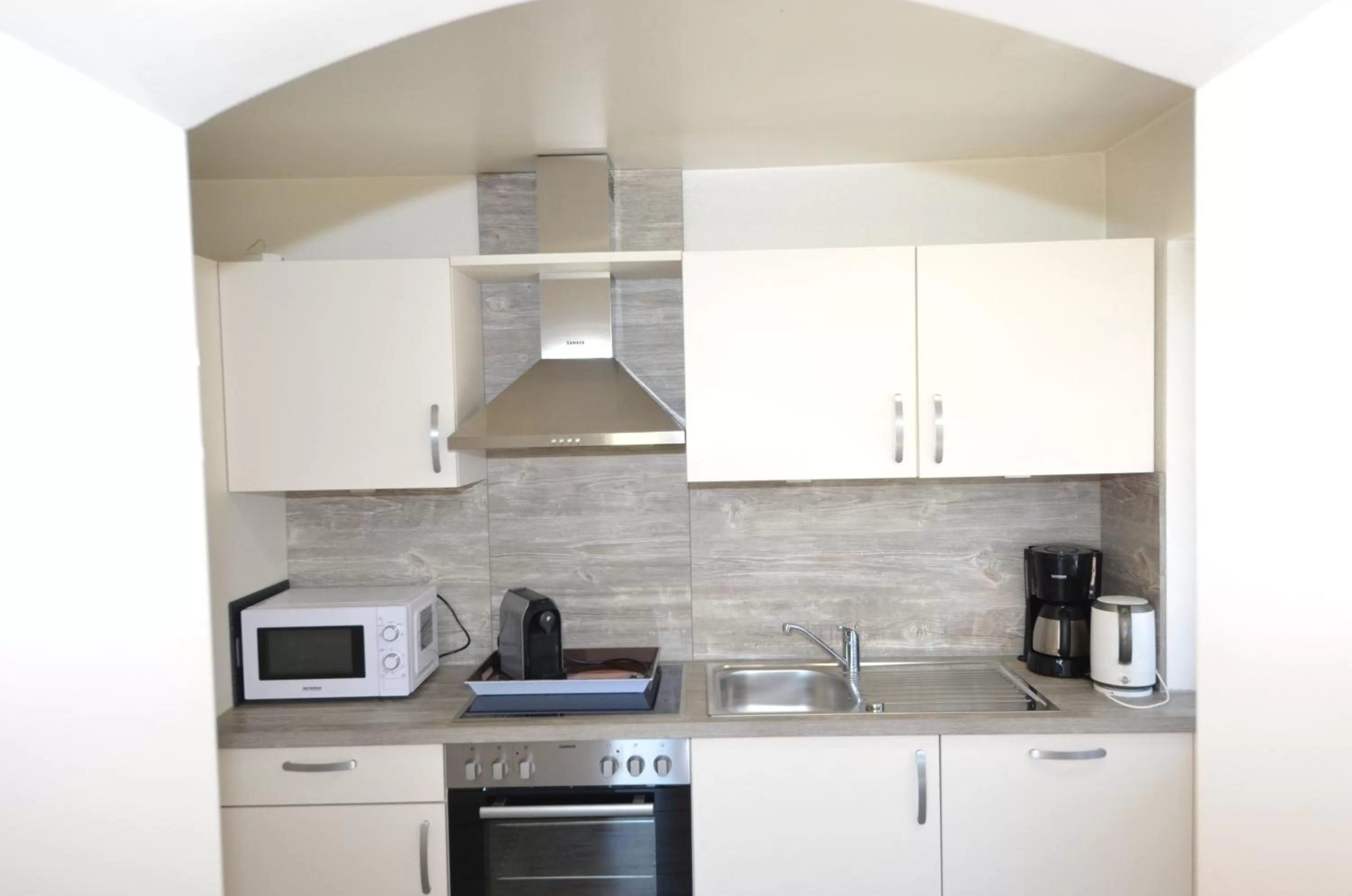 Living room, Kitchen/Kitchenette in Hotel Cafe Fuggerhof