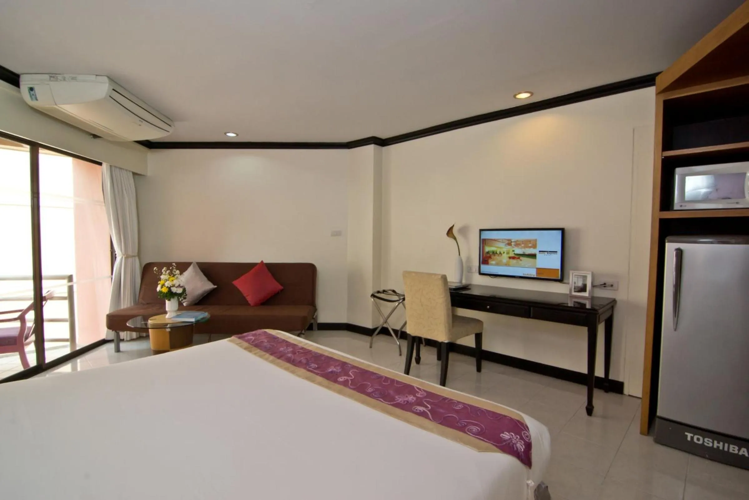 Photo of the whole room, Bed in Bella Villa Metro