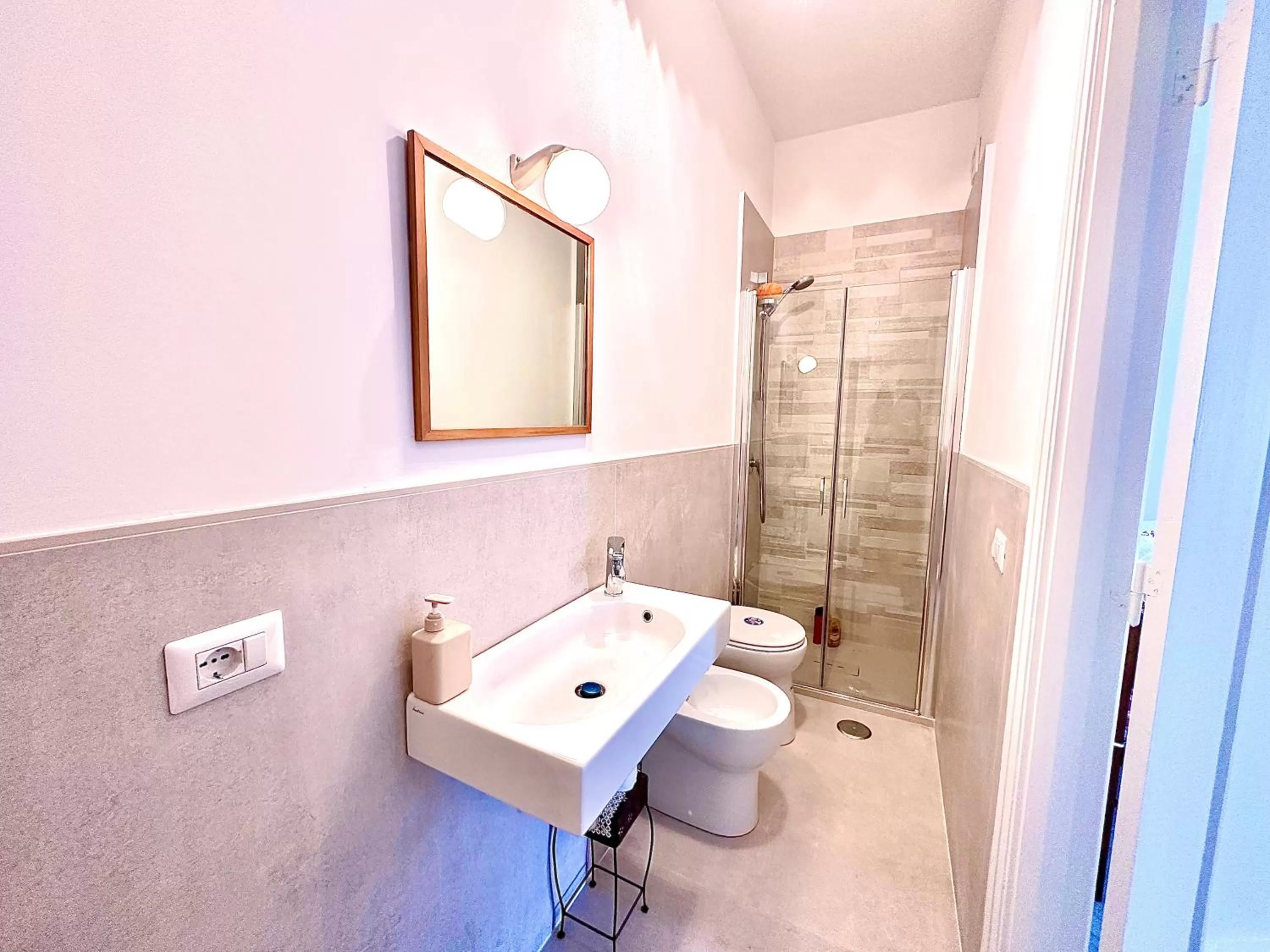 Shower, Bathroom in Sorrenthouse