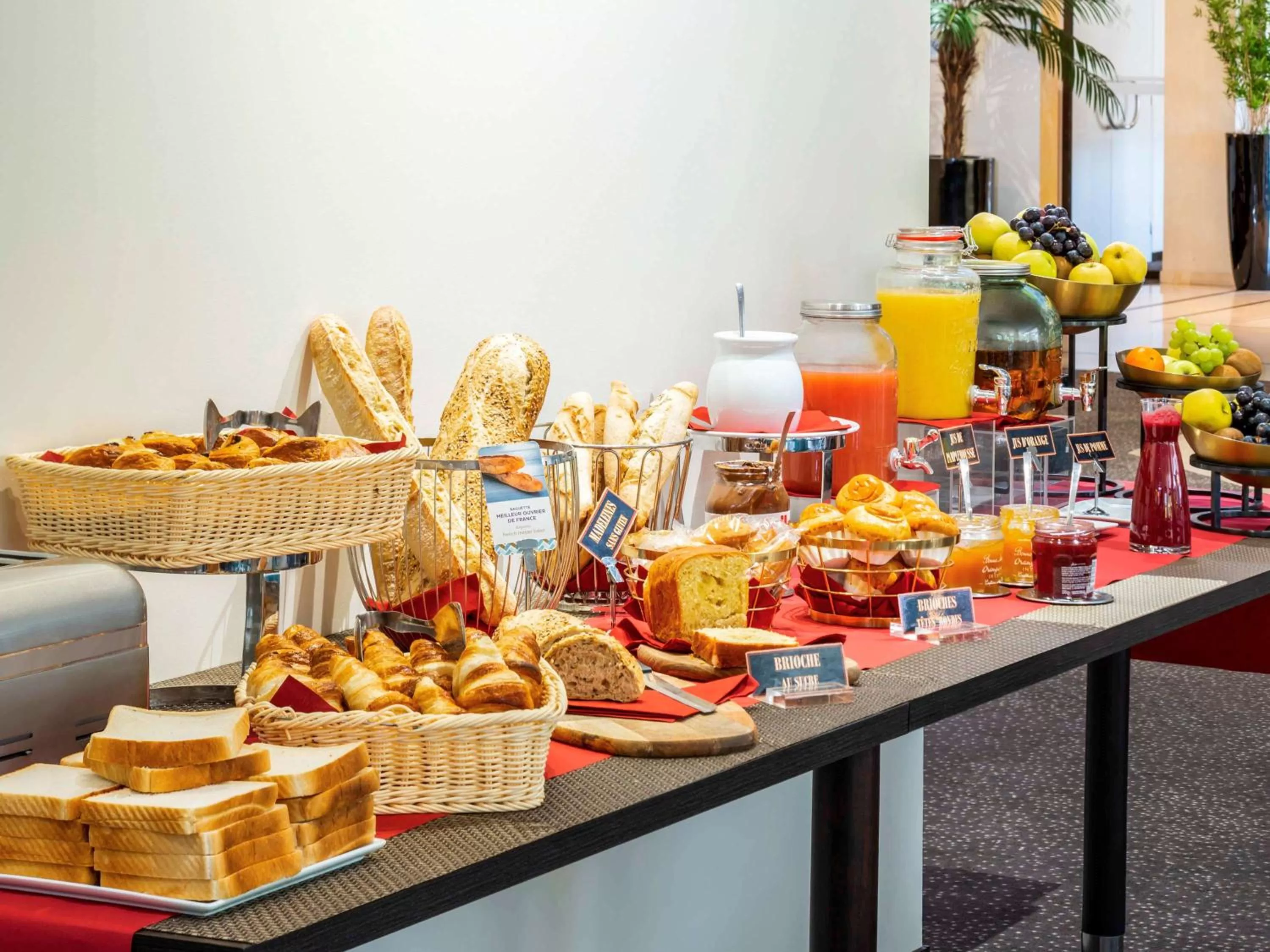 Restaurant/places to eat in Mercure Maurepas Saint Quentin