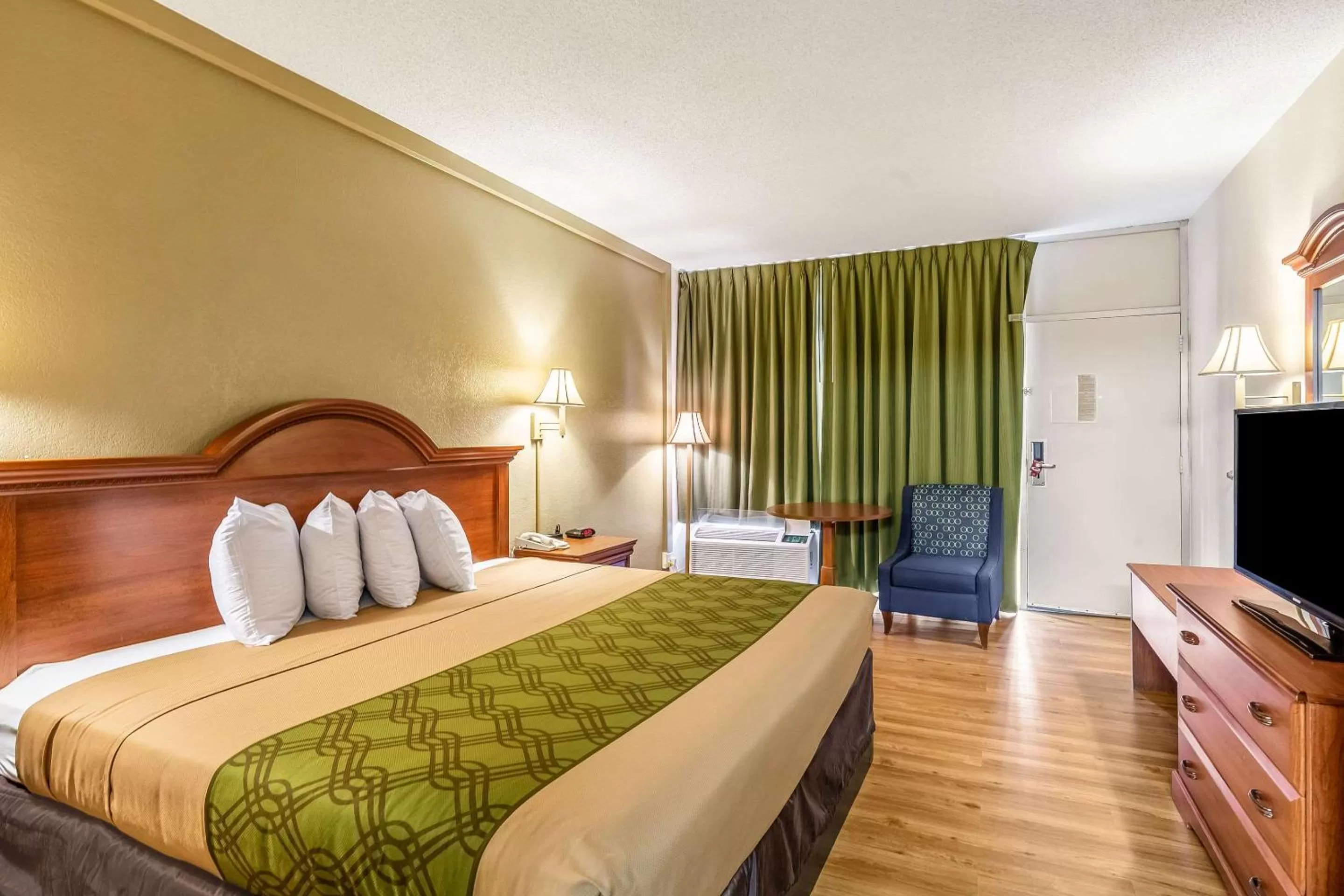 Photo of the whole room, Bed in Econo Lodge Lake City-North