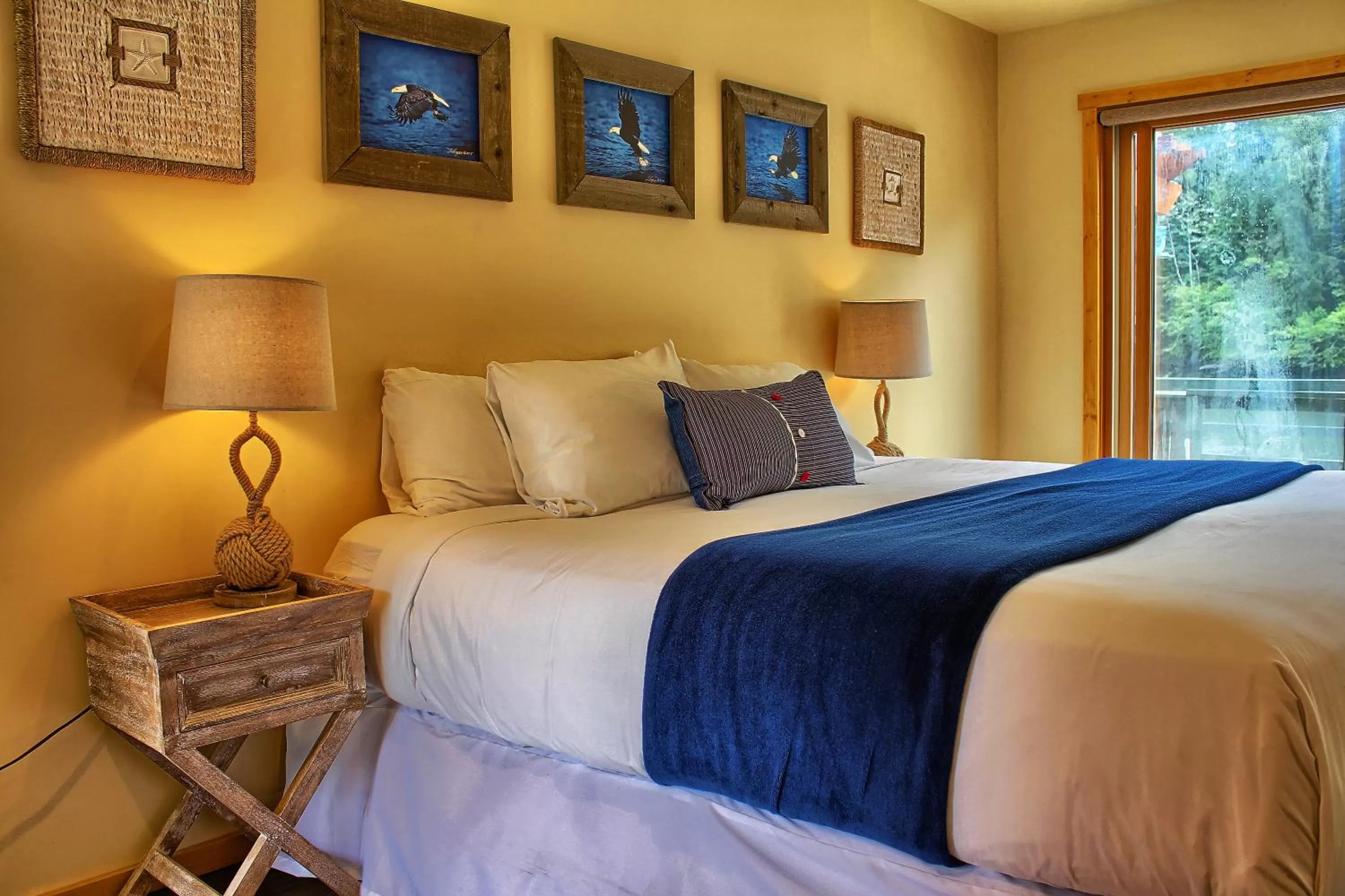 Kitchen or kitchenette, Bed in Wild Renfrew Seaside Cottages