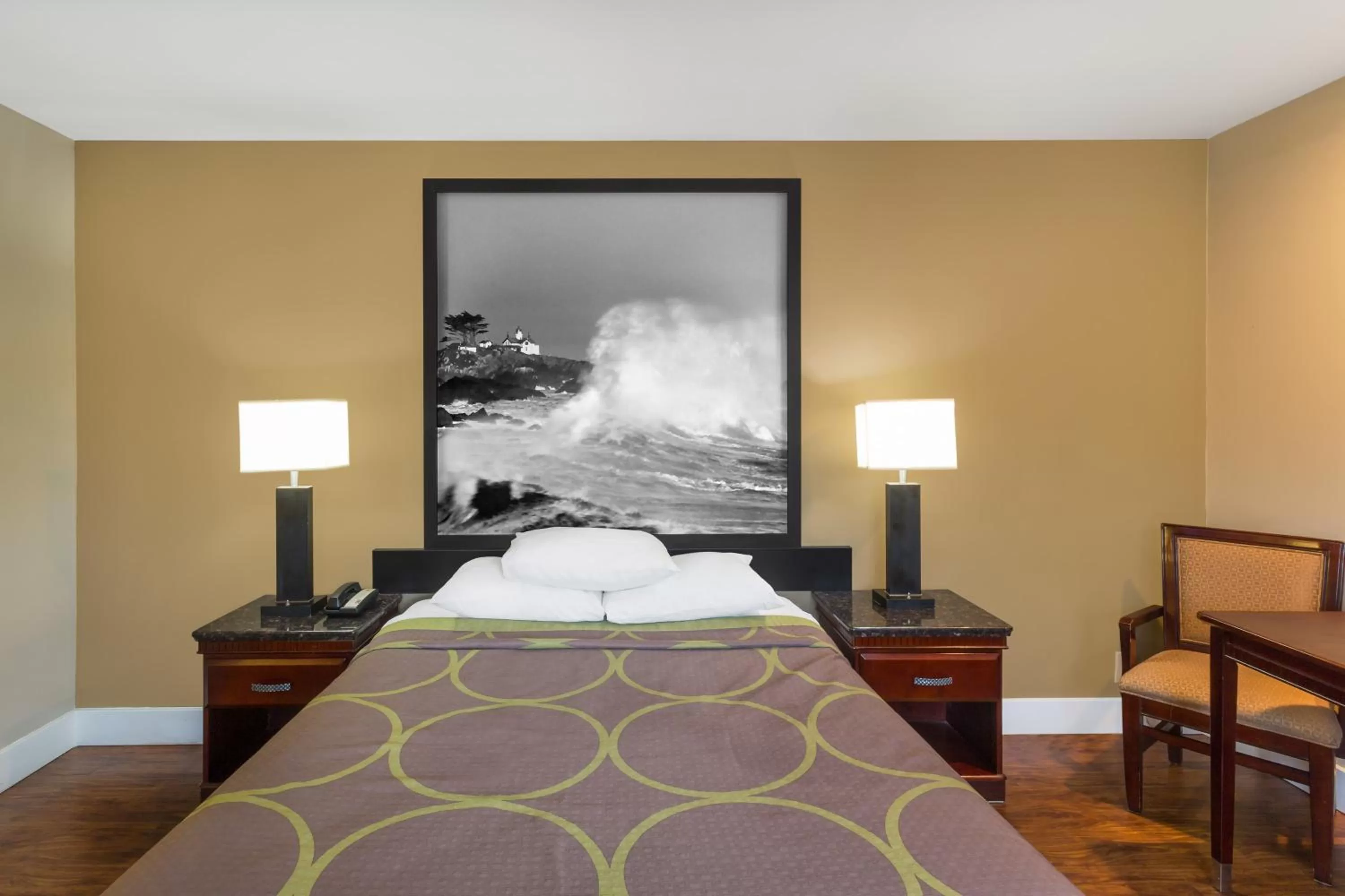 Bed in Super 8 by Wyndham Martinez