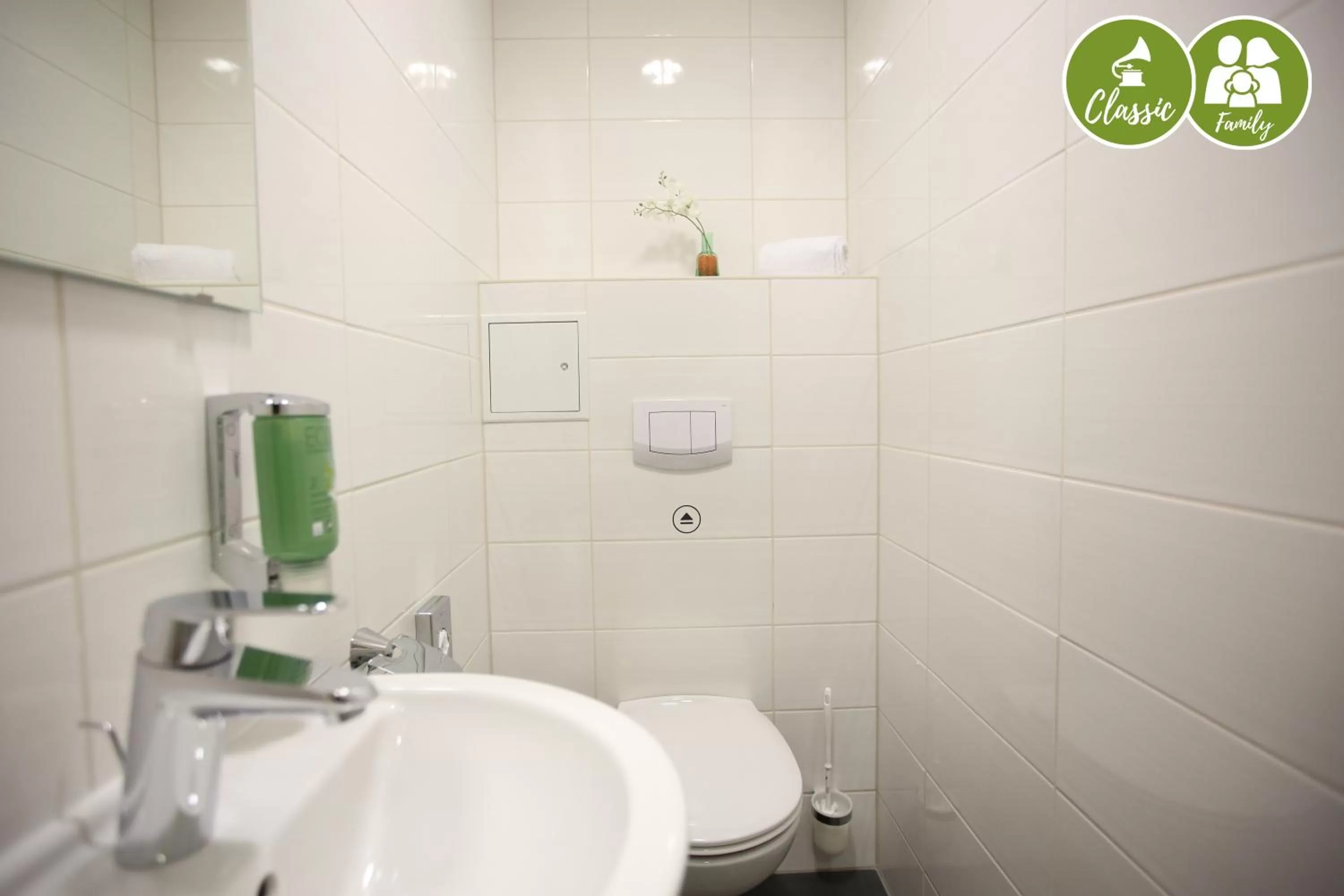 Toilet in arte Hotel Wien Stadthalle