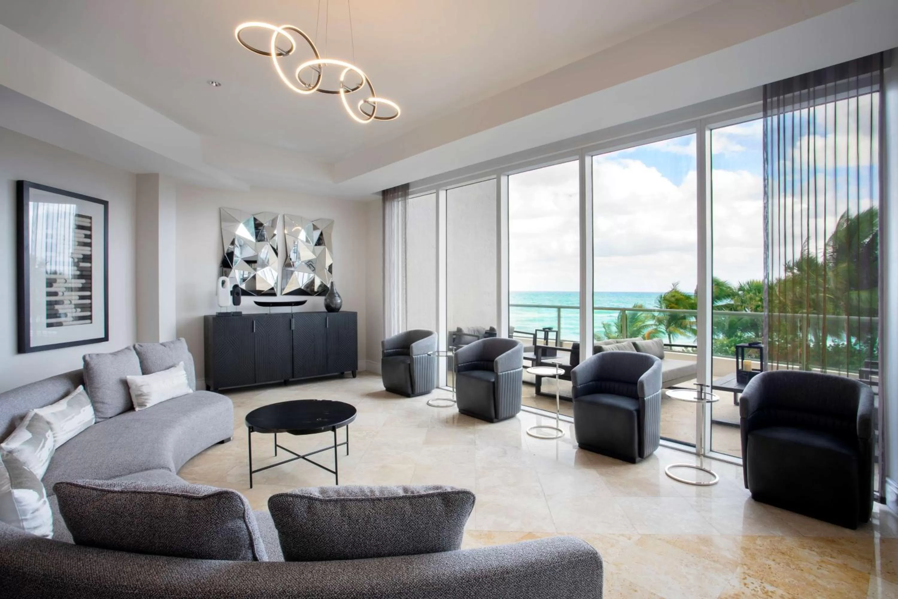 Lobby or reception in DoubleTree by Hilton Ocean Point Resort - North Miami Beach