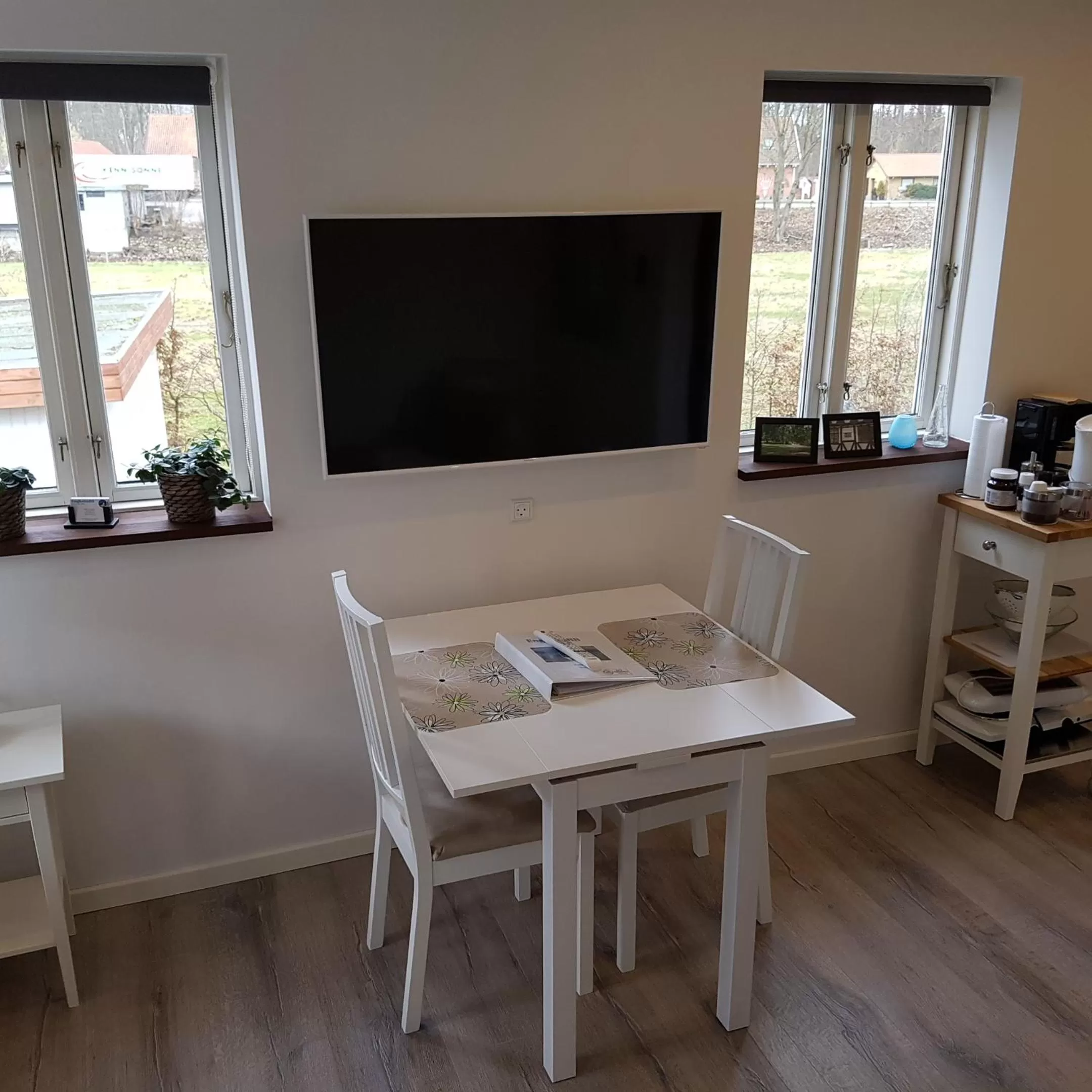 Food and drinks, TV/Entertainment Center in EngholmBB