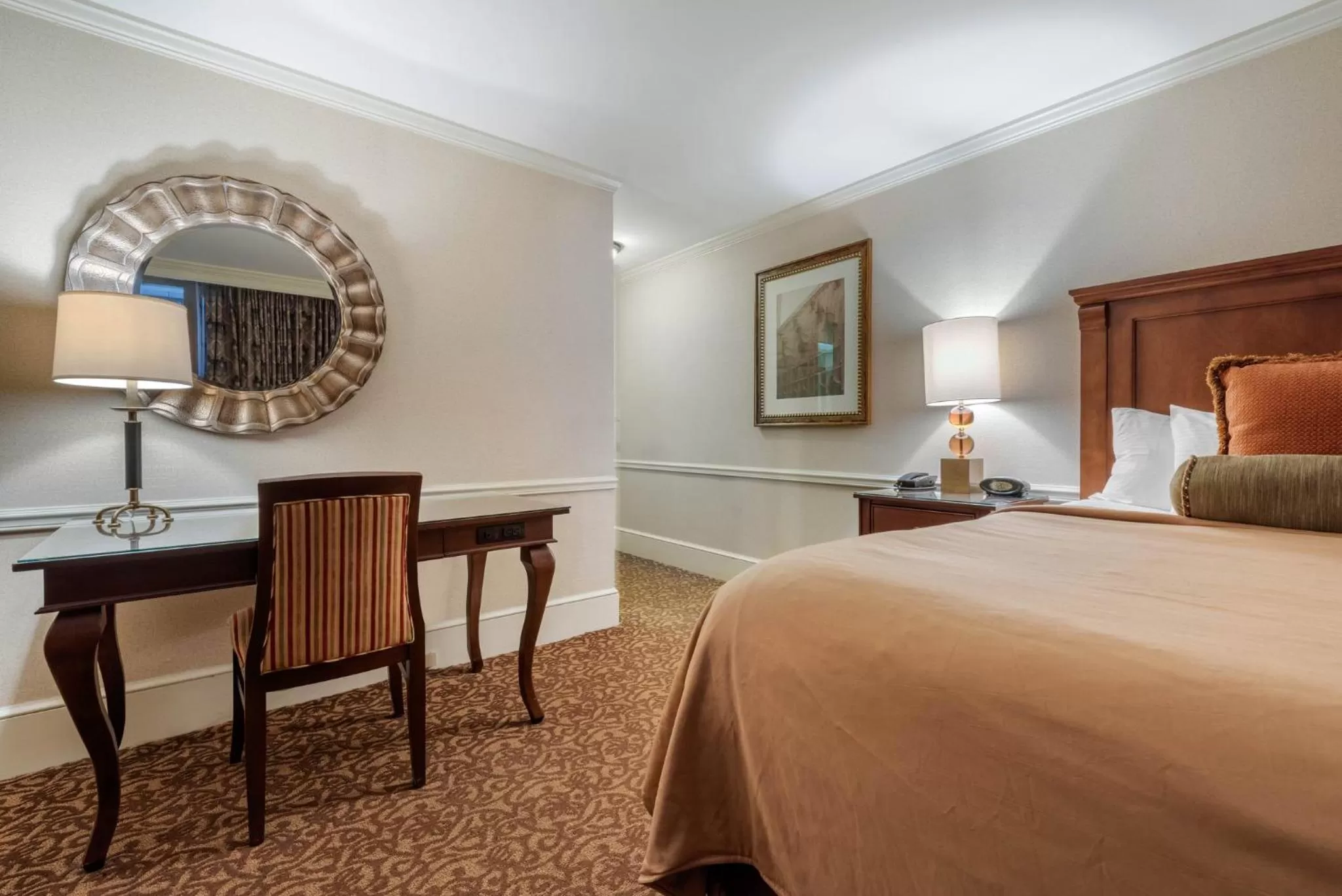 Photo of the whole room, Bed in Omni William Penn Hotel