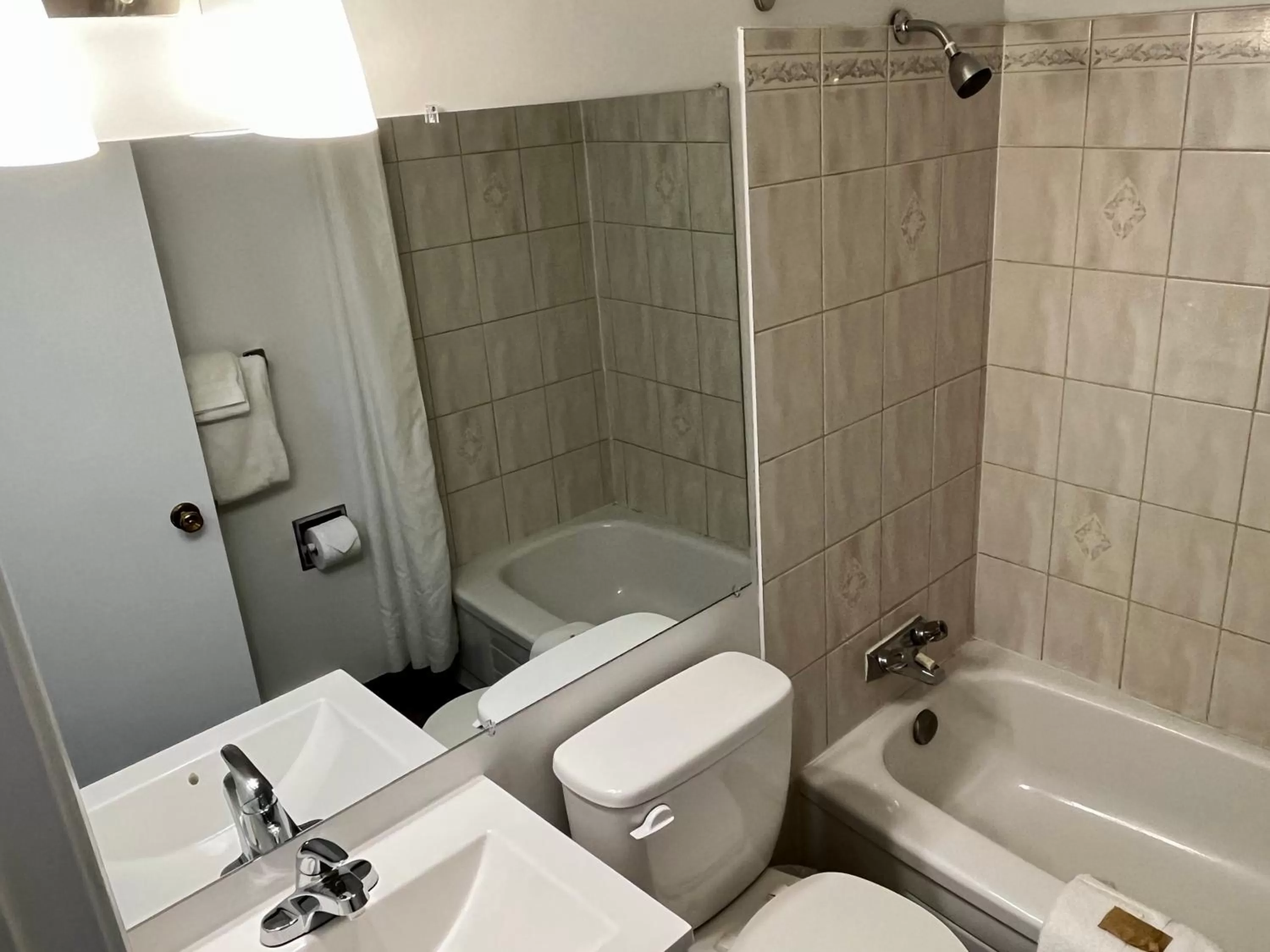 Shower in Anavada Inn & Suites - Prince George