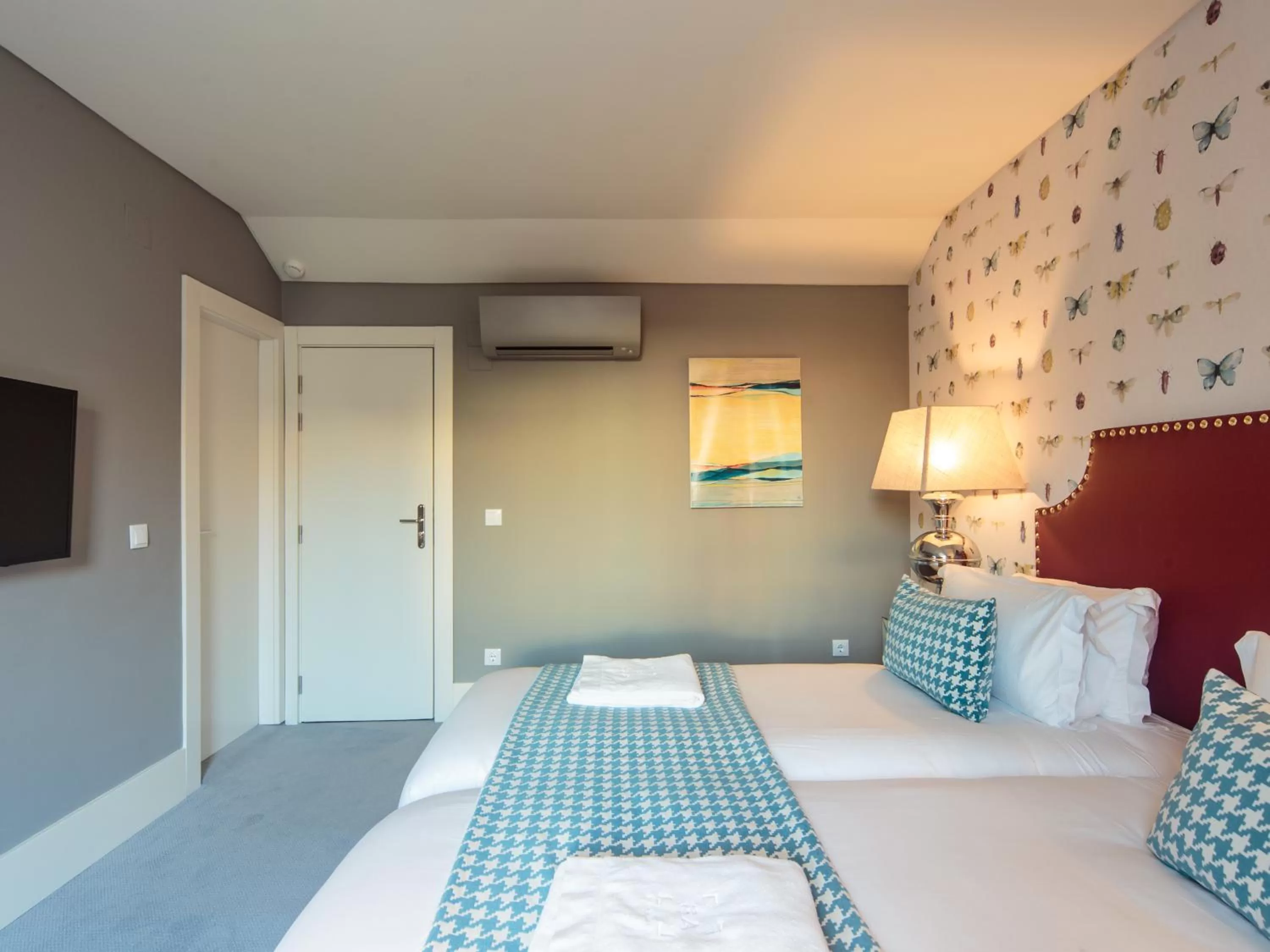 Photo of the whole room, Bed in Dear Lisbon - Gallery House