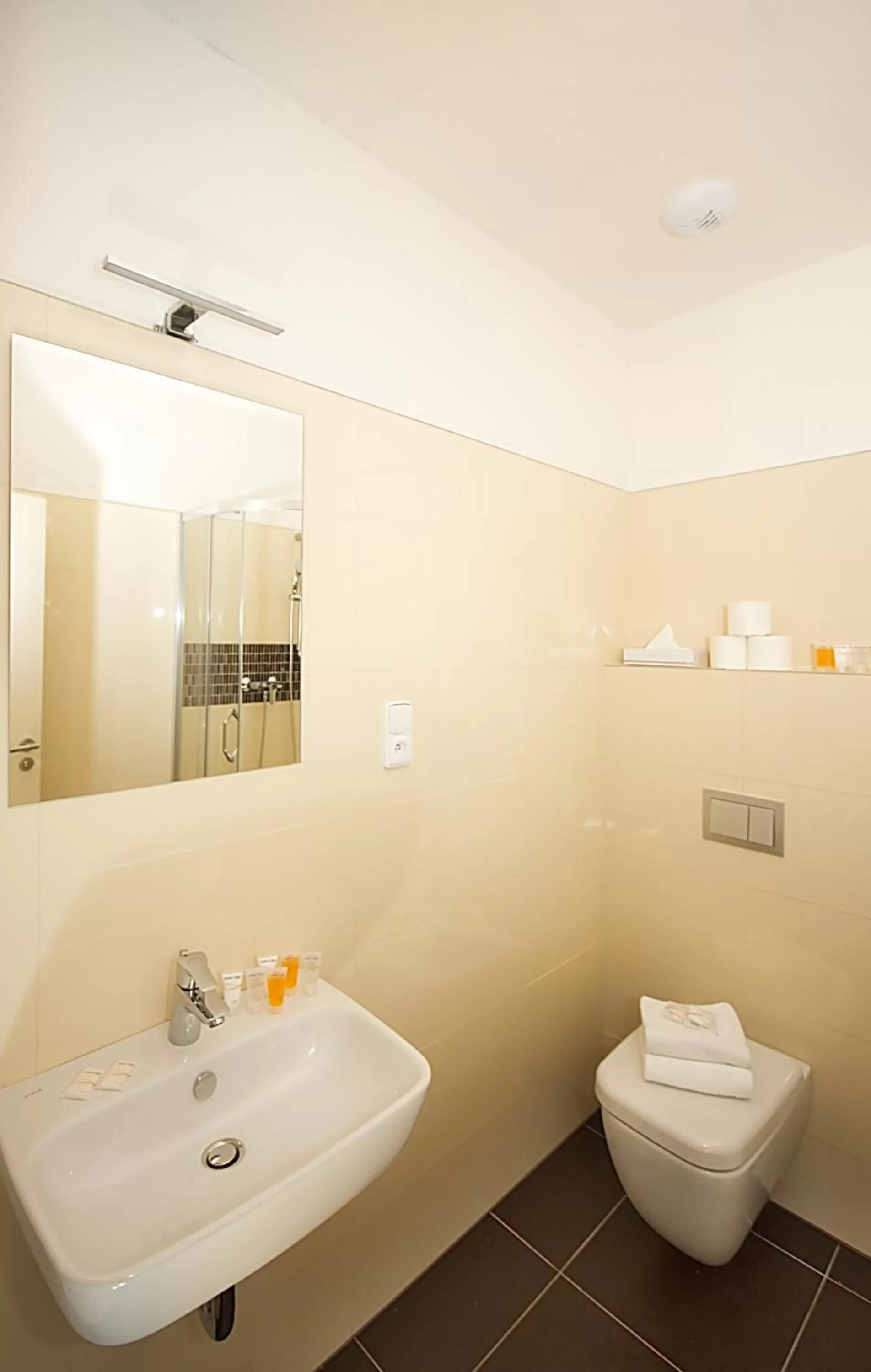 Toilet in Elizabeth Suites