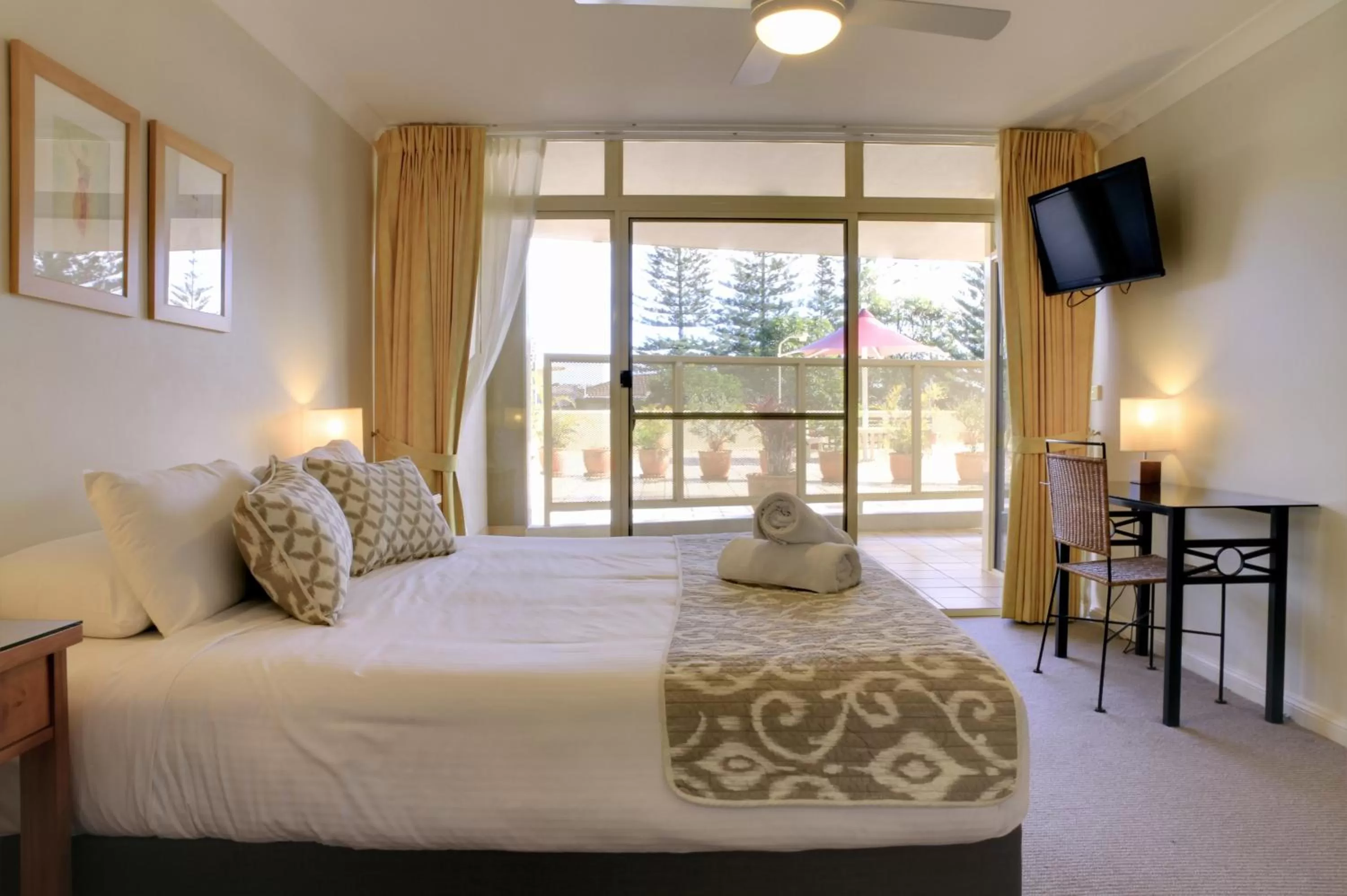 Patio, Bed in Northpoint Apartments