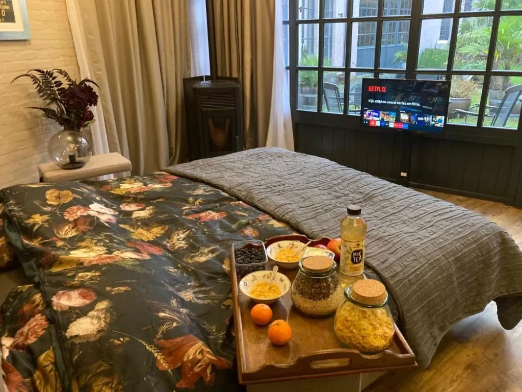 Bed in Canal Central