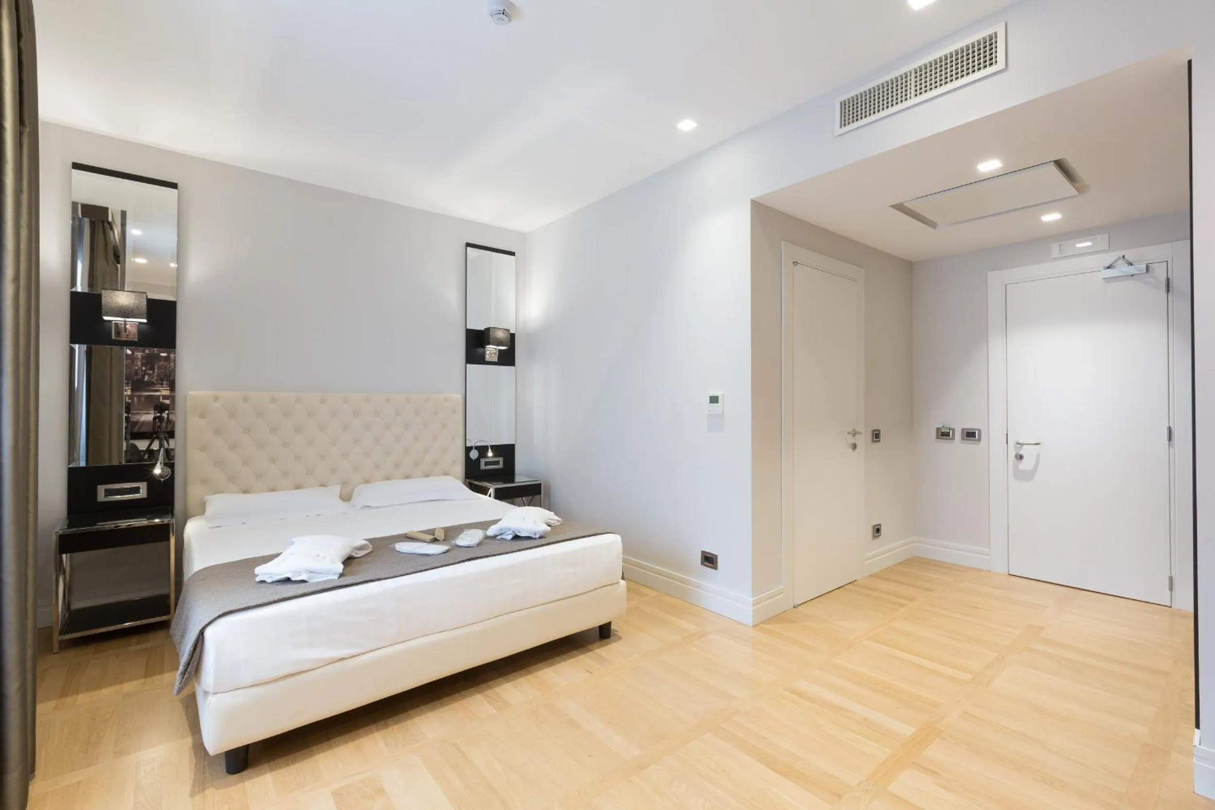 Bedroom, Bed in Floris Hotel