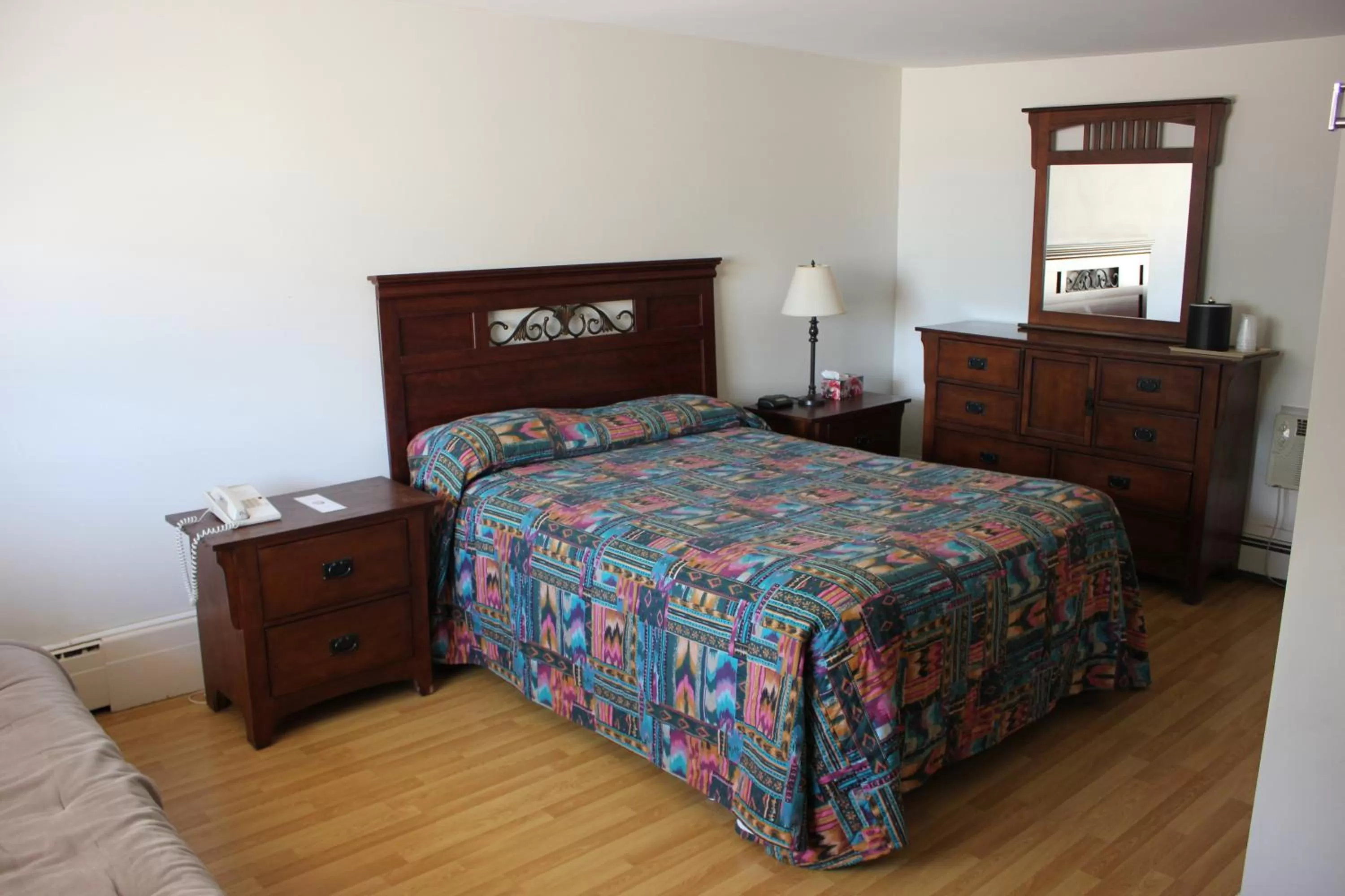 Bed in Stonehouse Motel and Restaurant