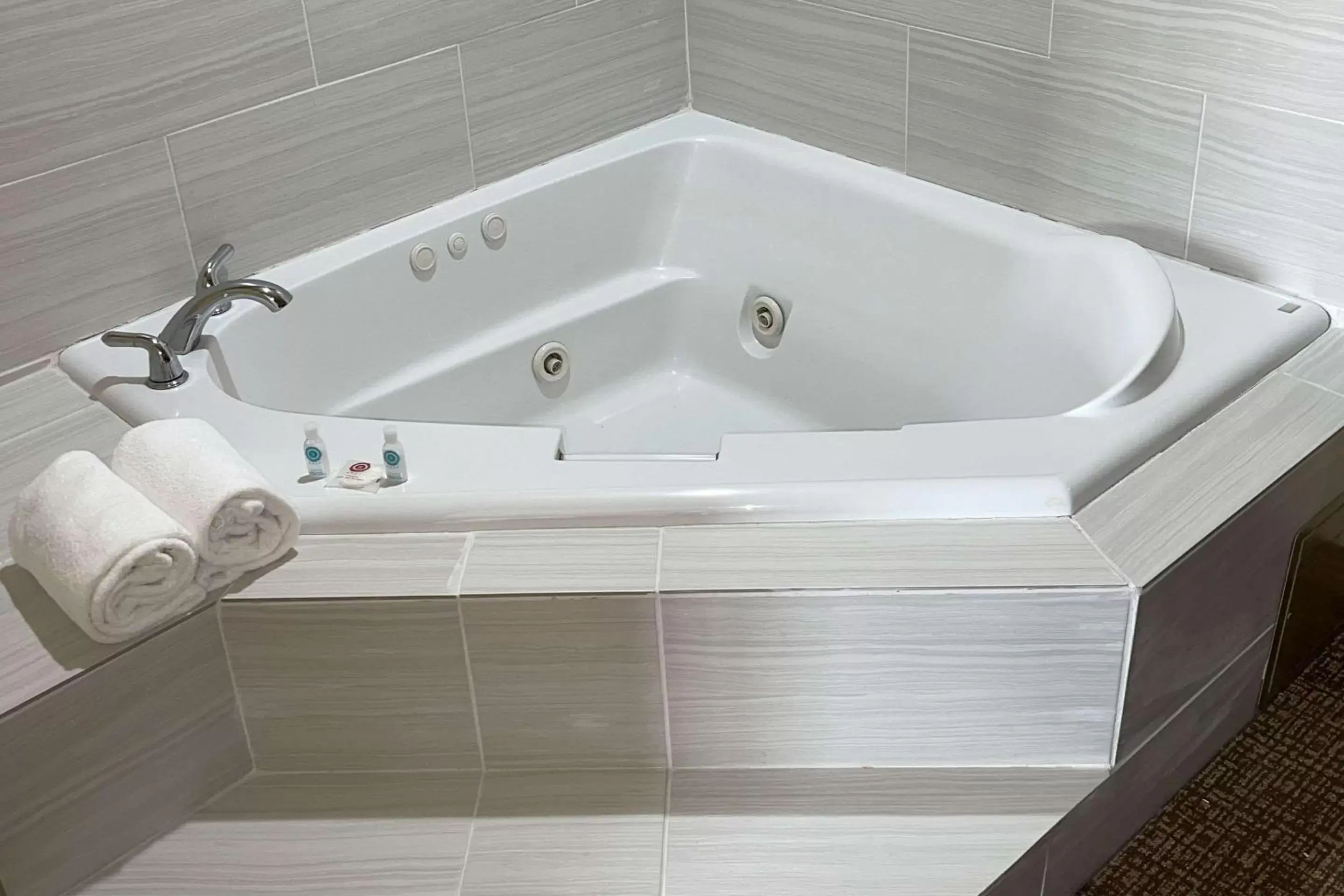 King Suite with Whirlpool - Non-Smoking in Comfort Suites Near Seaworld King Suite with Whirlpool - Non-Smoking in Comfort Suites Near Seaworld