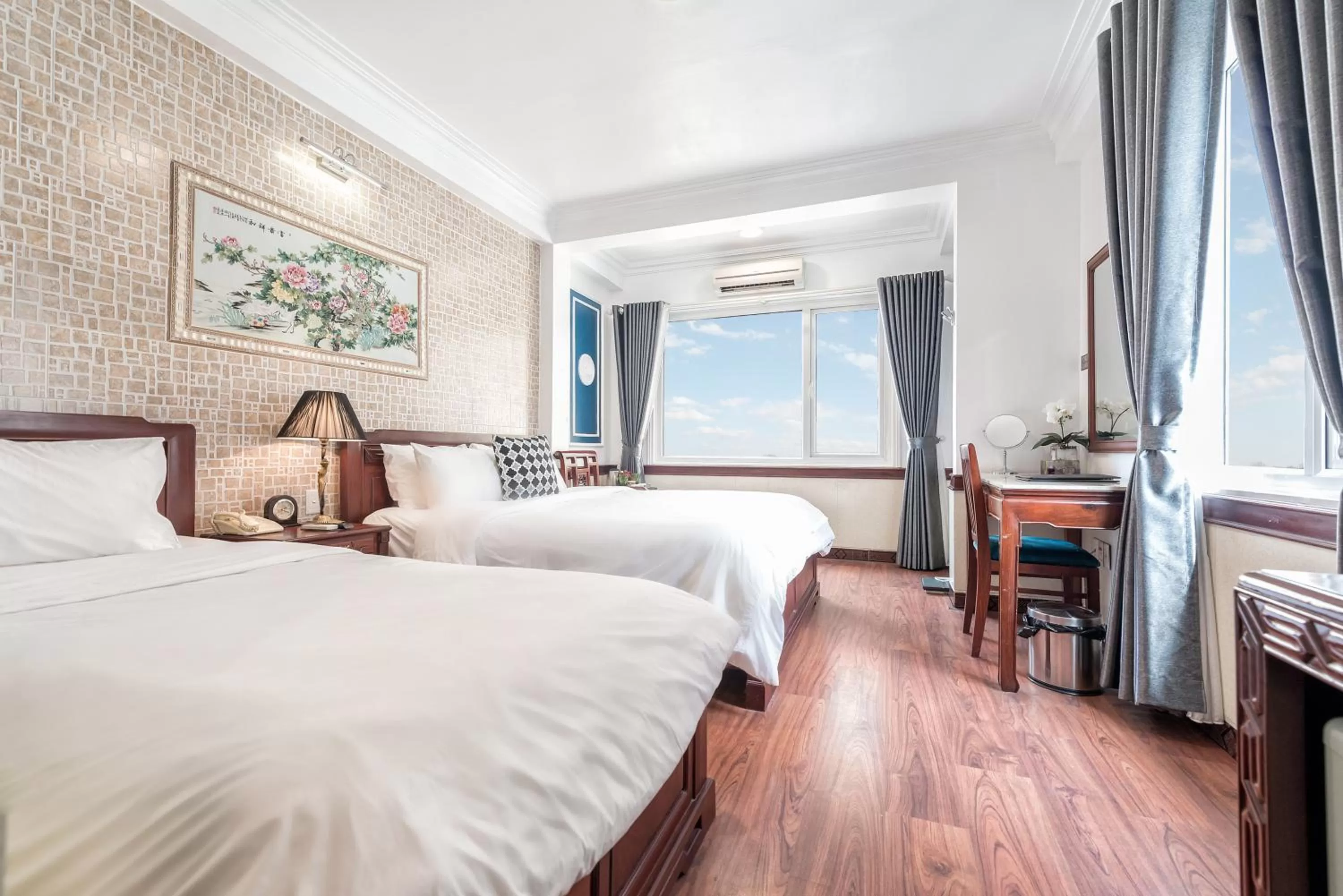 Living room, Bed in Prince II Hotel