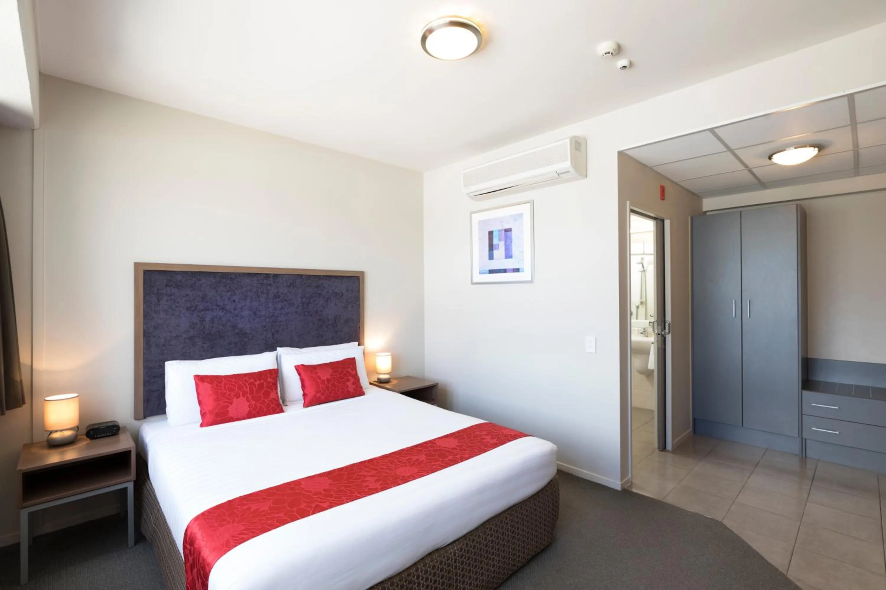 Bed in Quality Suites Central Square