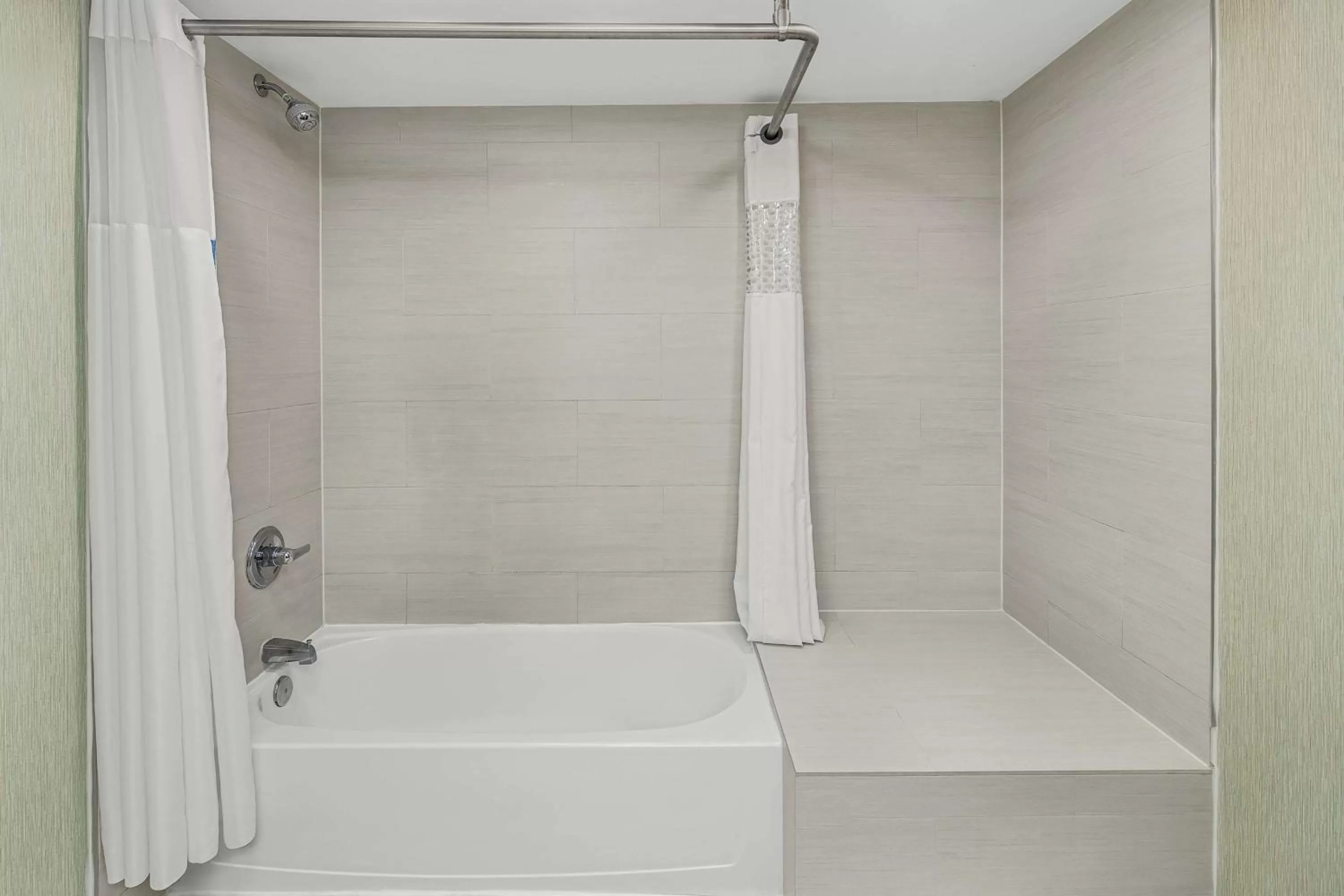 Bathroom in Hampton Inn Richmond-SW Hull Street