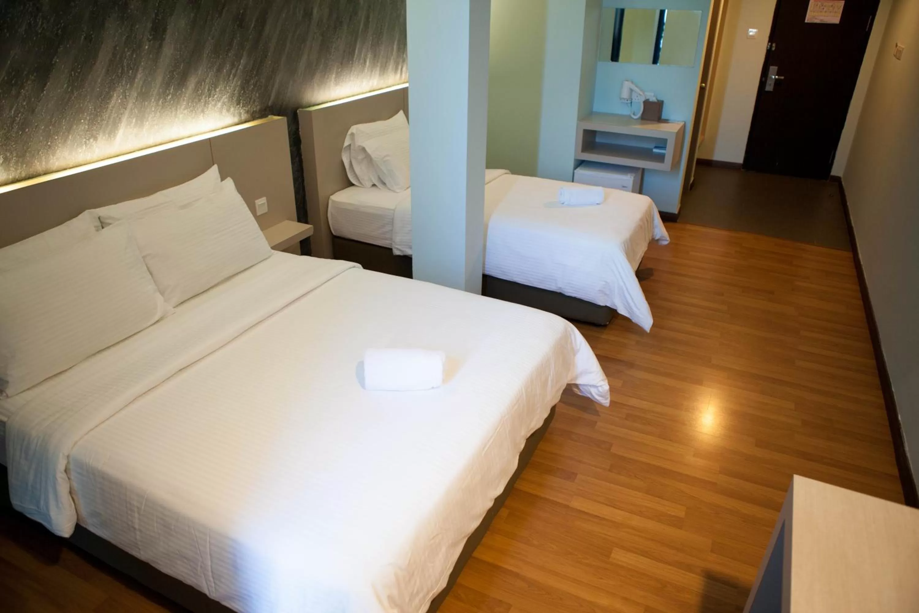 Photo of the whole room, Bed in Inn86