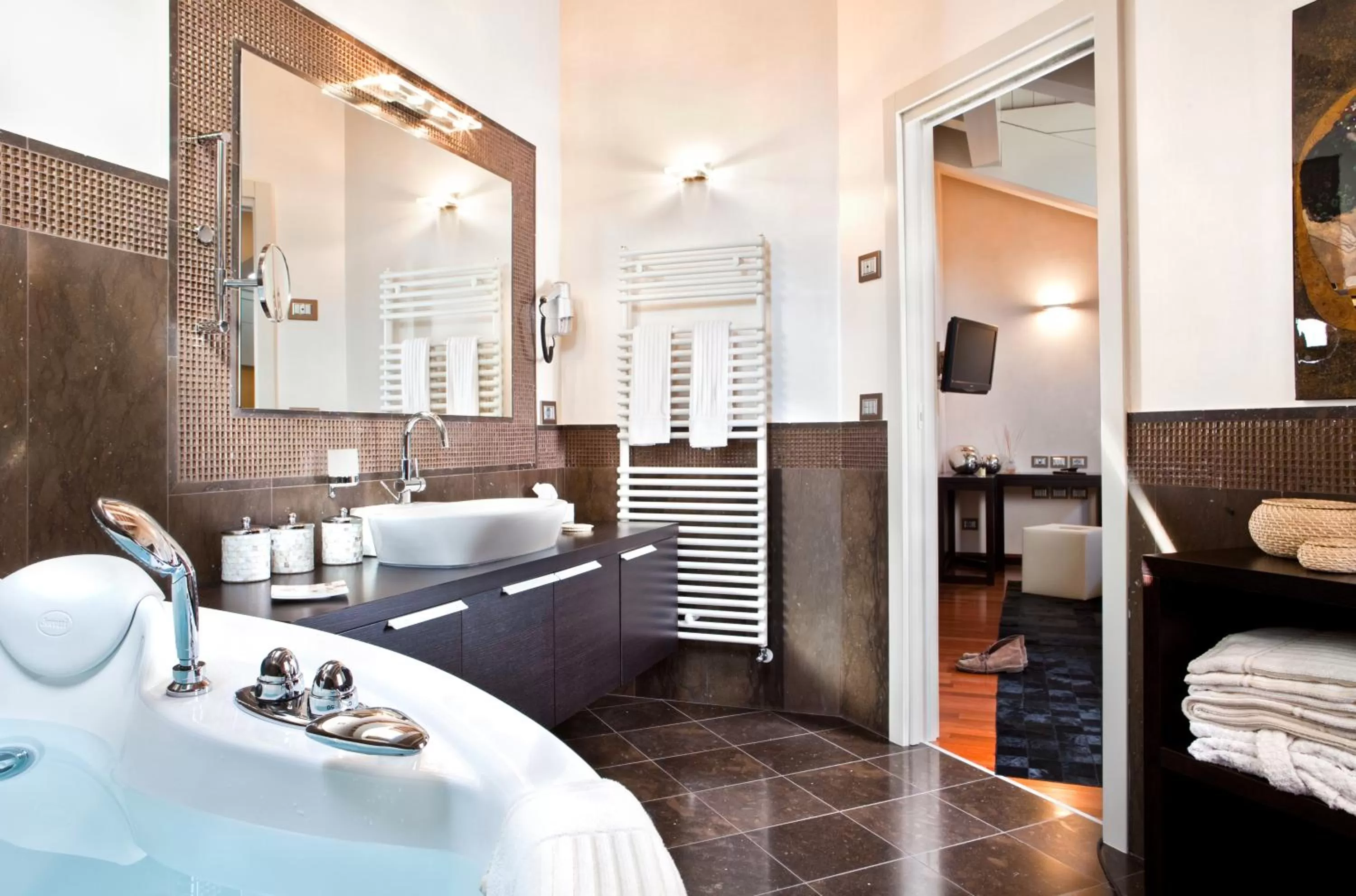 Hot Tub, Bed in Al Tezzon Hotel