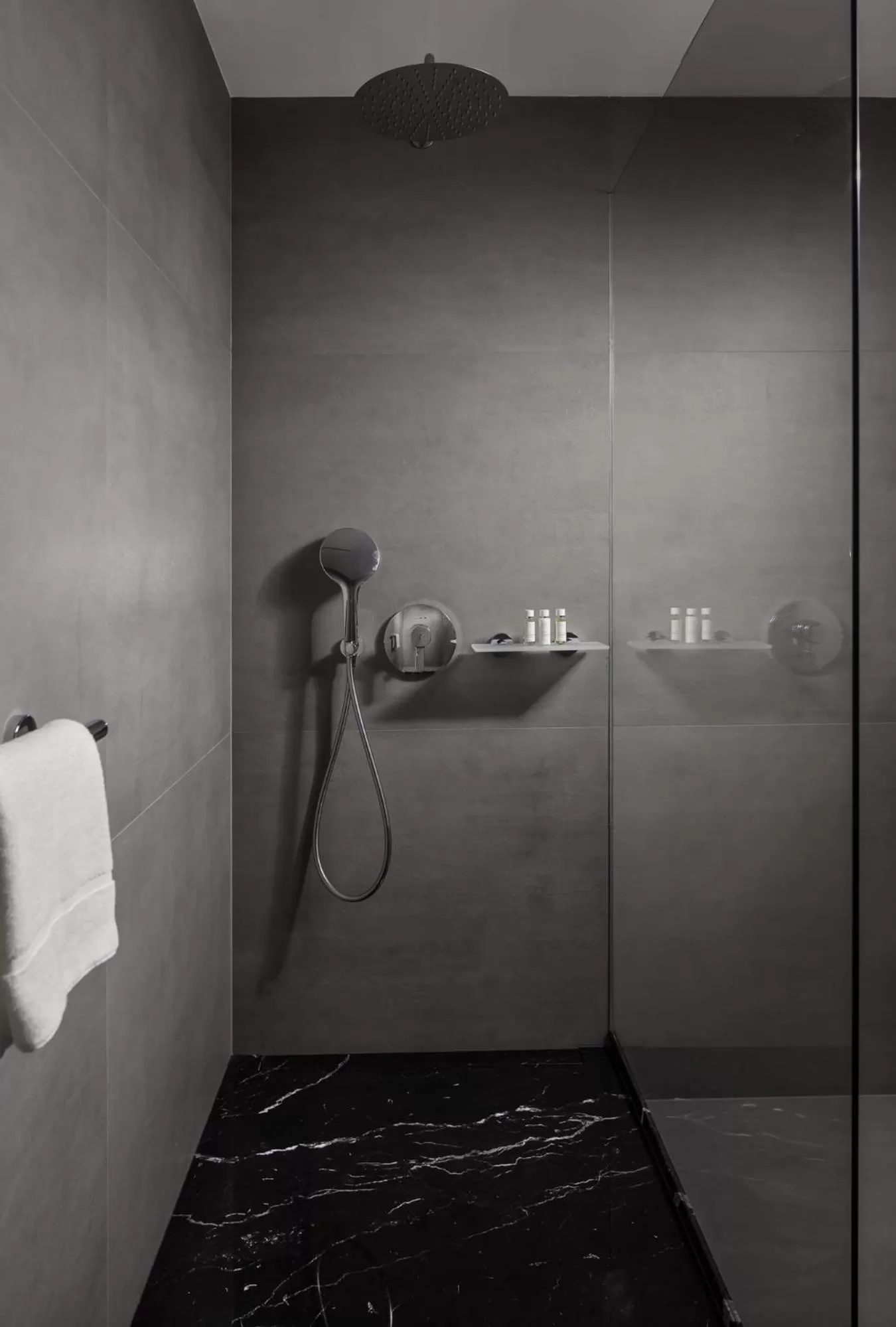 Shower in MOODs Charles Bridge