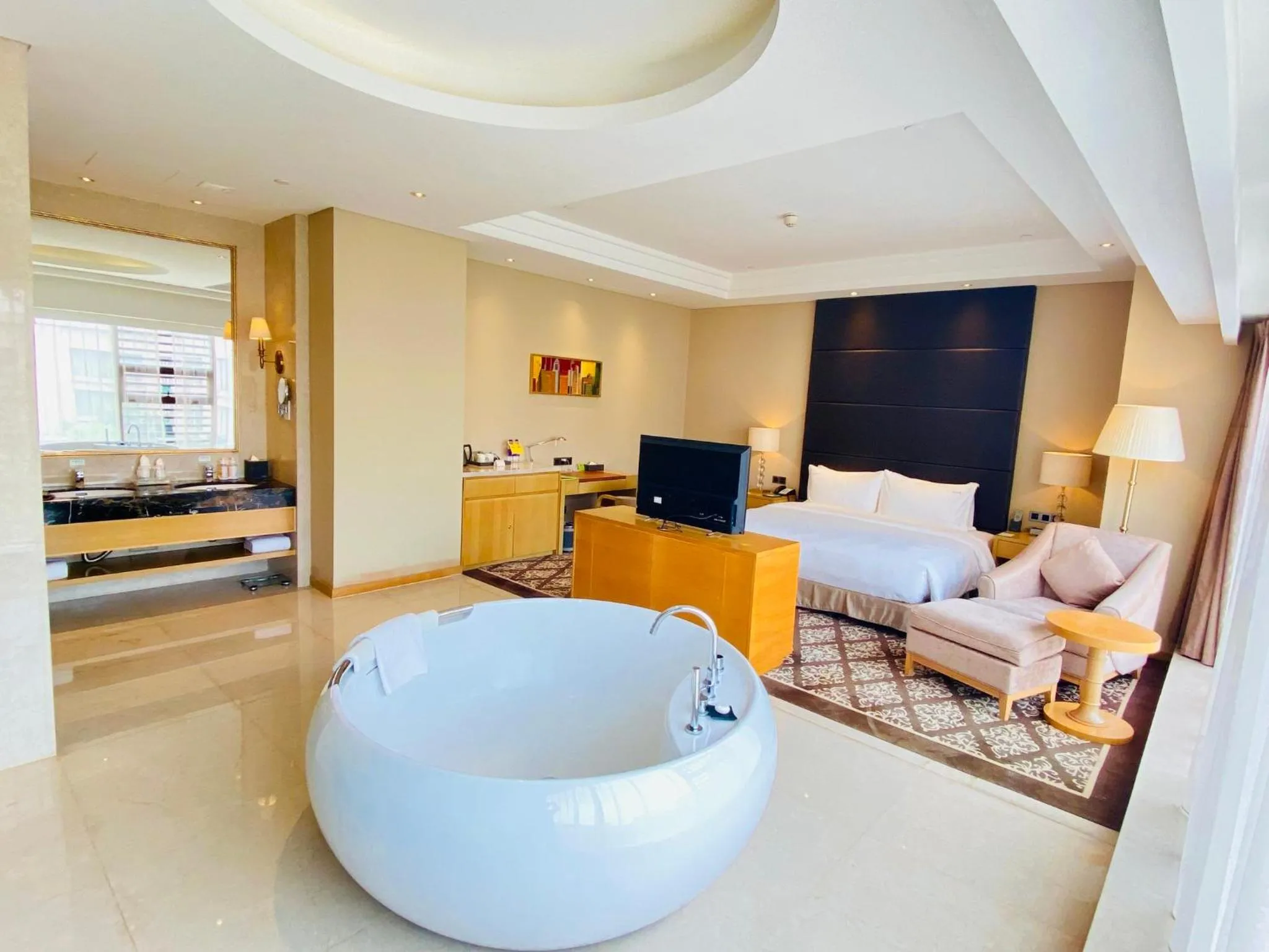 Photo of the whole room, Bed in Holiday Inn Foshan Nanhai Central by IHG