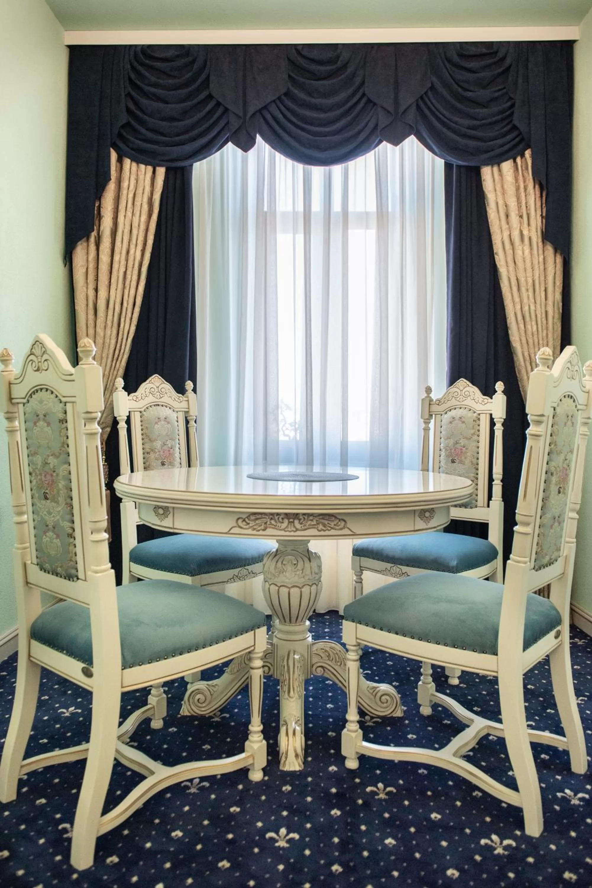 Dining area in JMR Royal -Luxury Rooms & Private Sauna