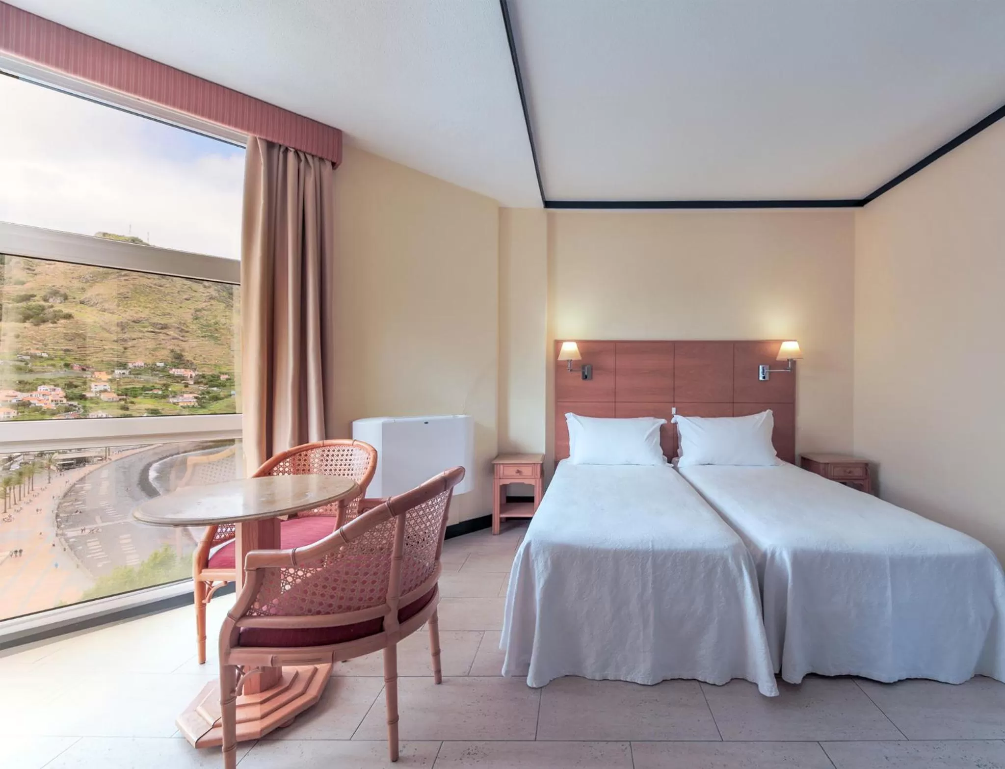 Seating area, Bed in Dom Pedro Madeira