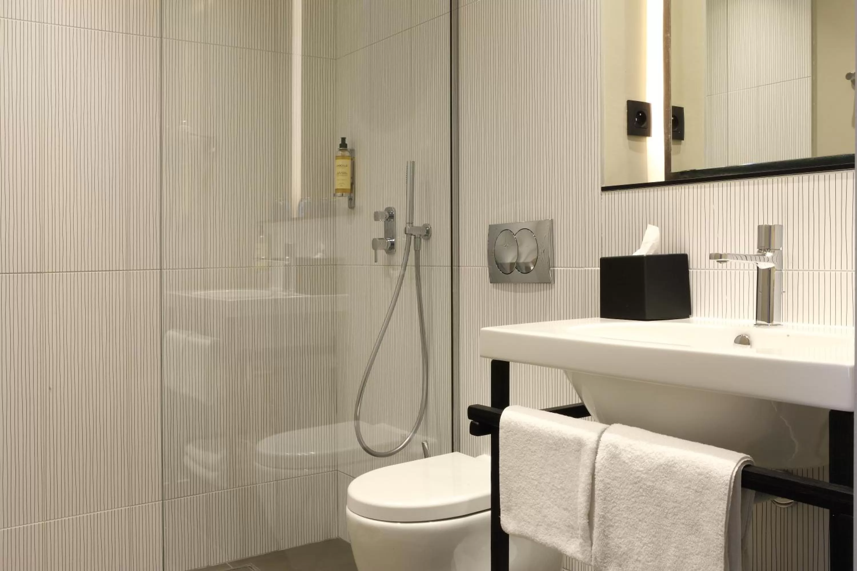 Shower in Best Western Plus Hôtel La Joliette