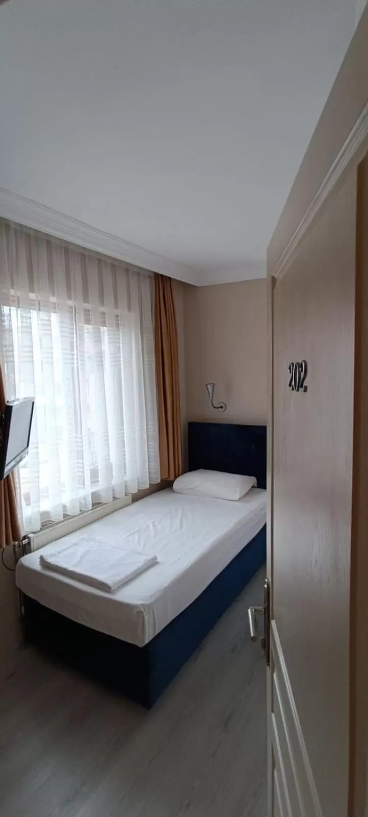 TV and multimedia, Bed in Hotel Crowded House