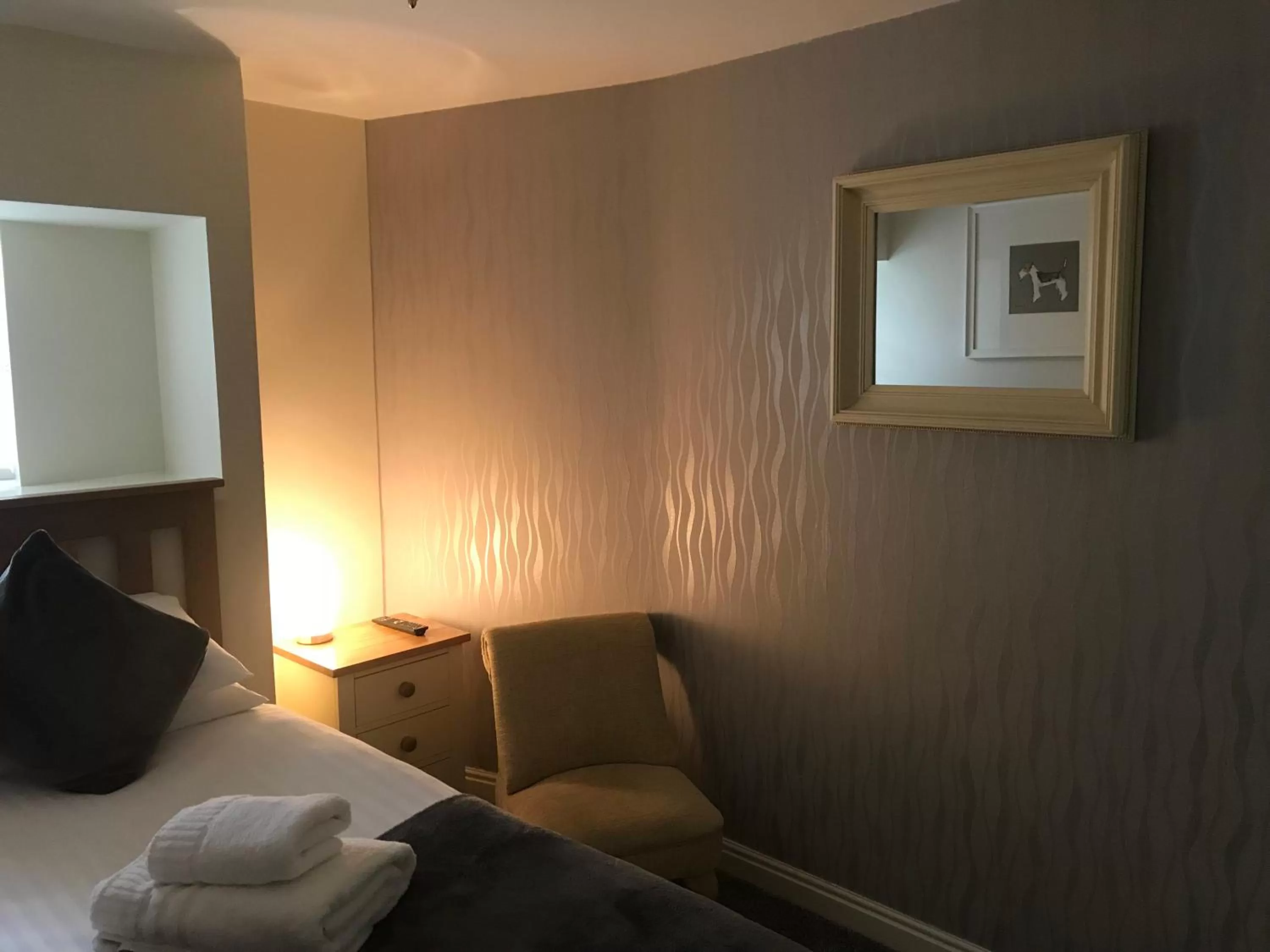 Bed in Lauriston & Lawton Court Hotel