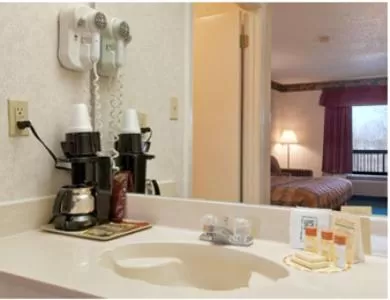 Queen Room - Smoking in Days Inn by Wyndham Covington