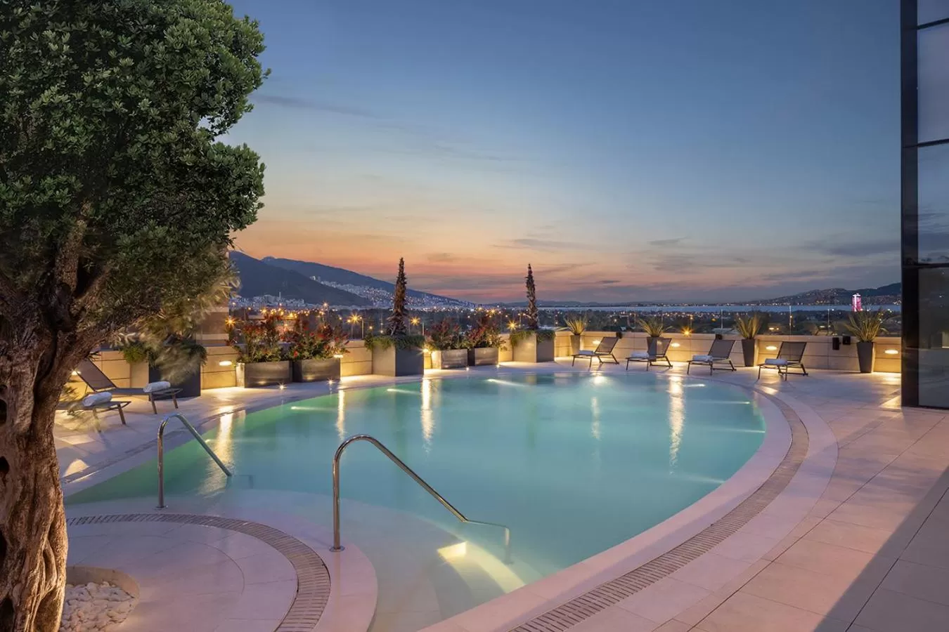 Swimming pool in Hyatt Regency Izmir IstinyePark