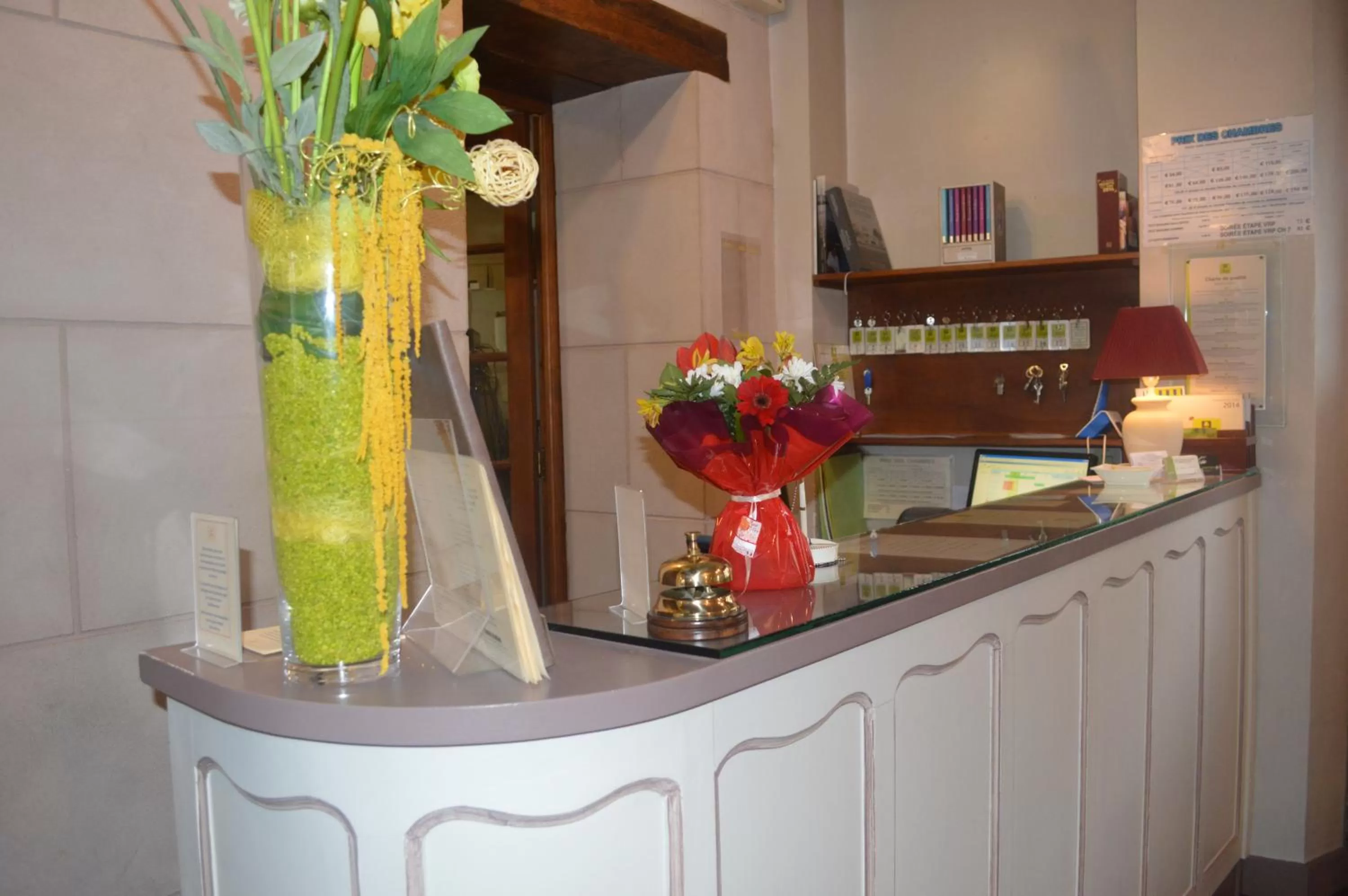 Lobby or reception in Logis Hôtel & Restaurant - Le Bretagne