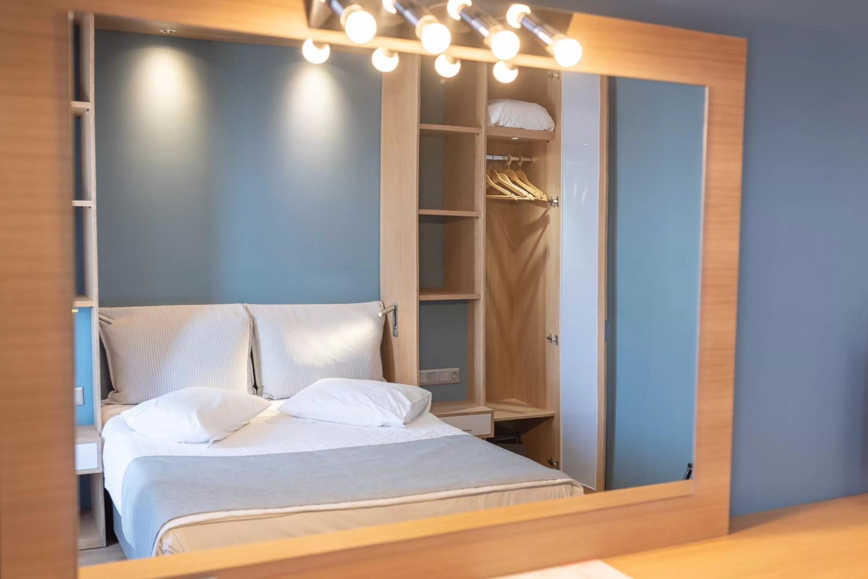 Photo of the whole room, Bed in Heliotrope Hotels