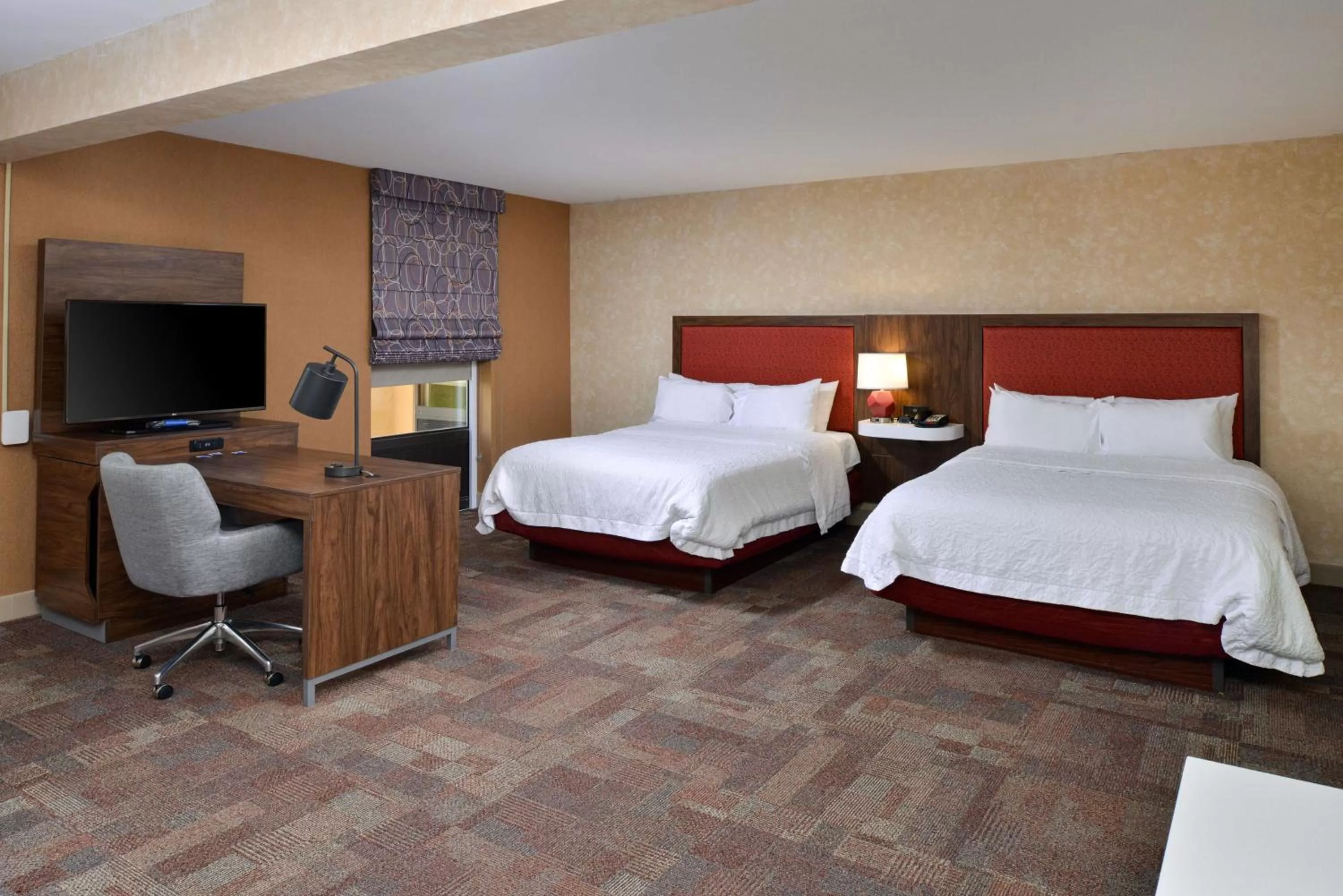 Bedroom, Bed in Hampton Inn Wytheville